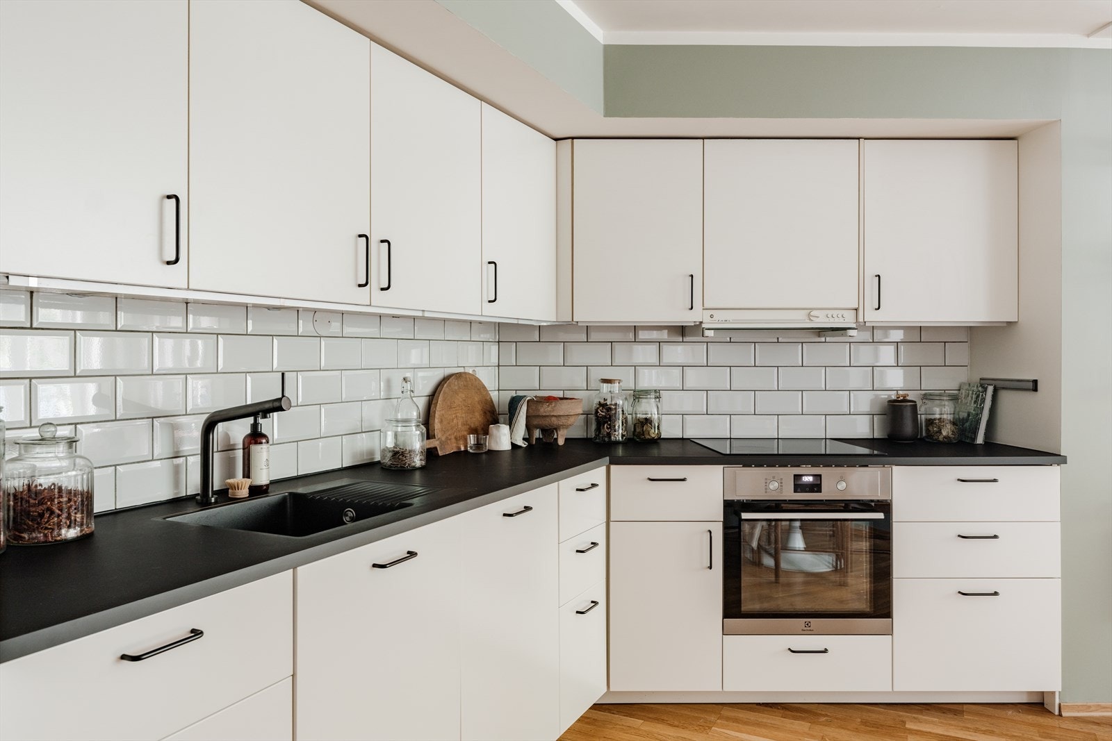 Innredningen har glatte fronter, laminert benkeplate med nedfelt oppvaskkum og flislagt backsplash. Galleribilde