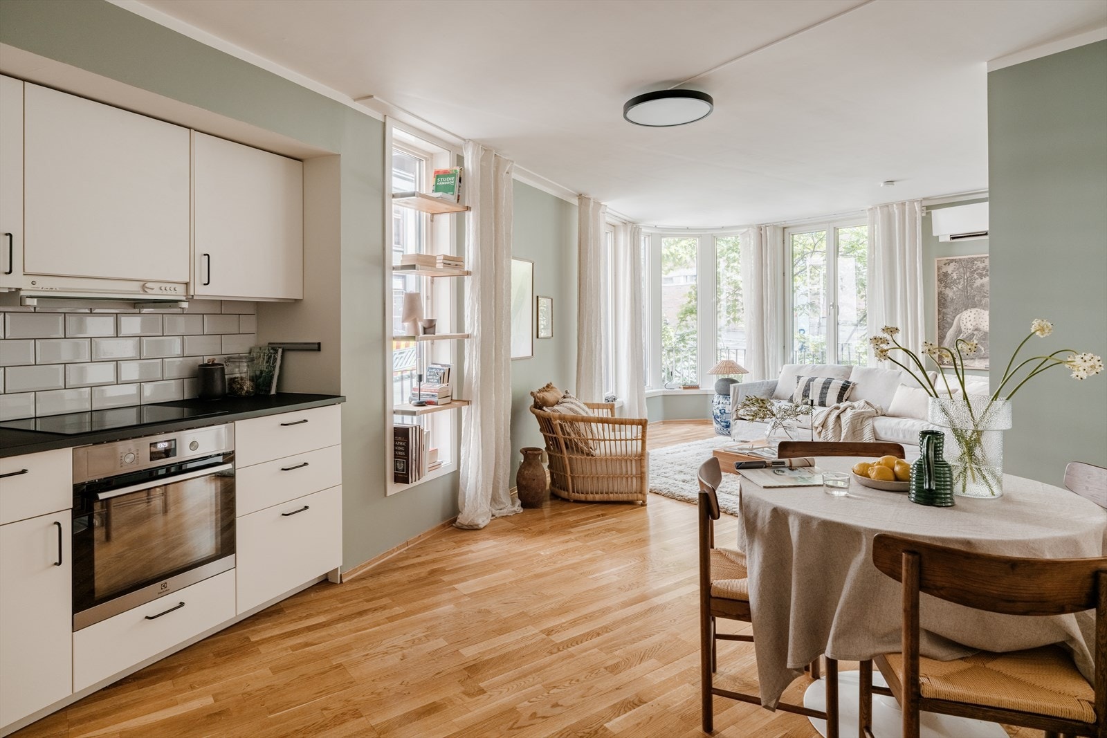 I stuen er det god plass til både sofagruppe, TV-løsning, spisebord og øvrig møblement. Galleribilde