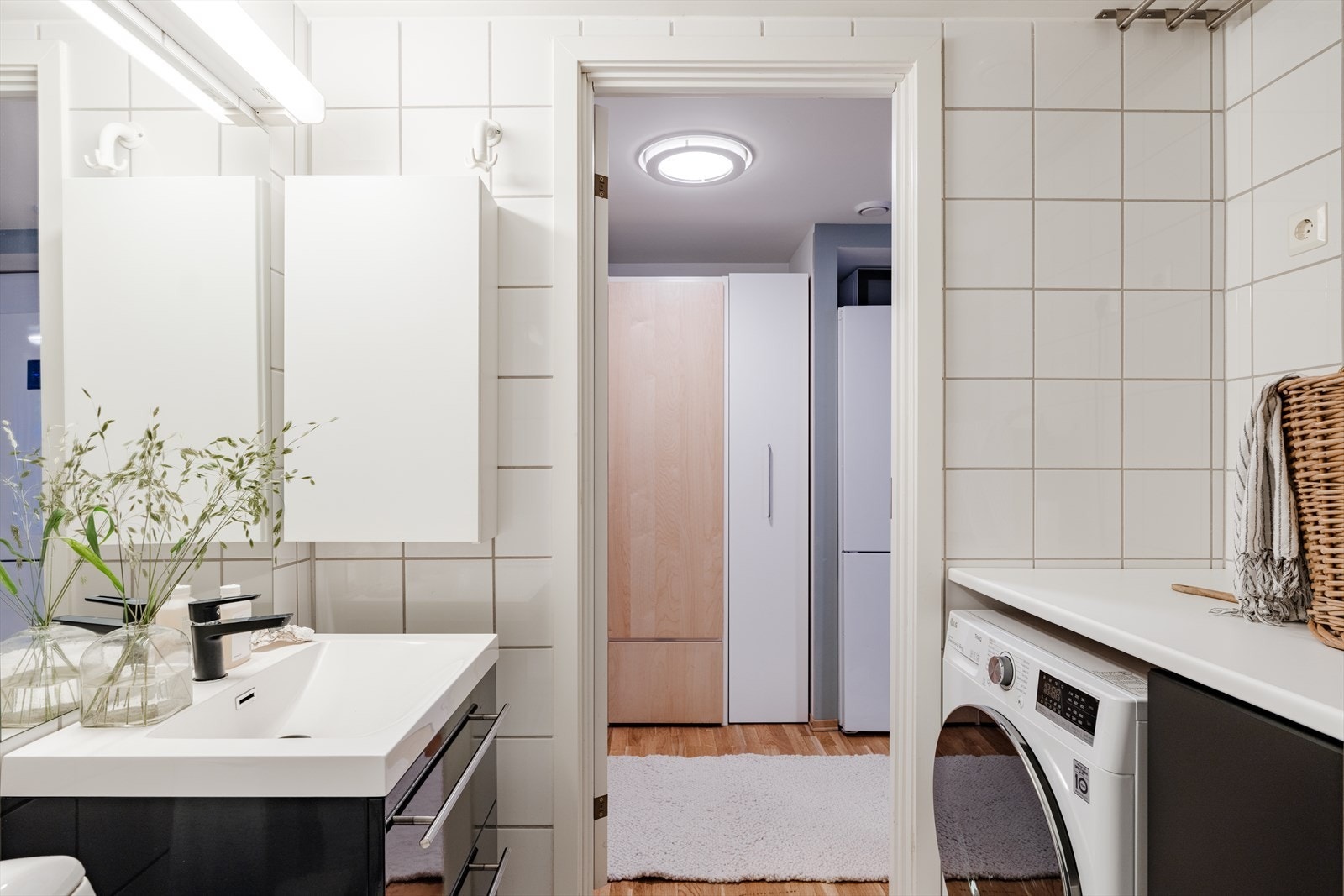 Romslig og praktisk bad med gulvvarme og opplegg for vaskemaskin. Galleribilde