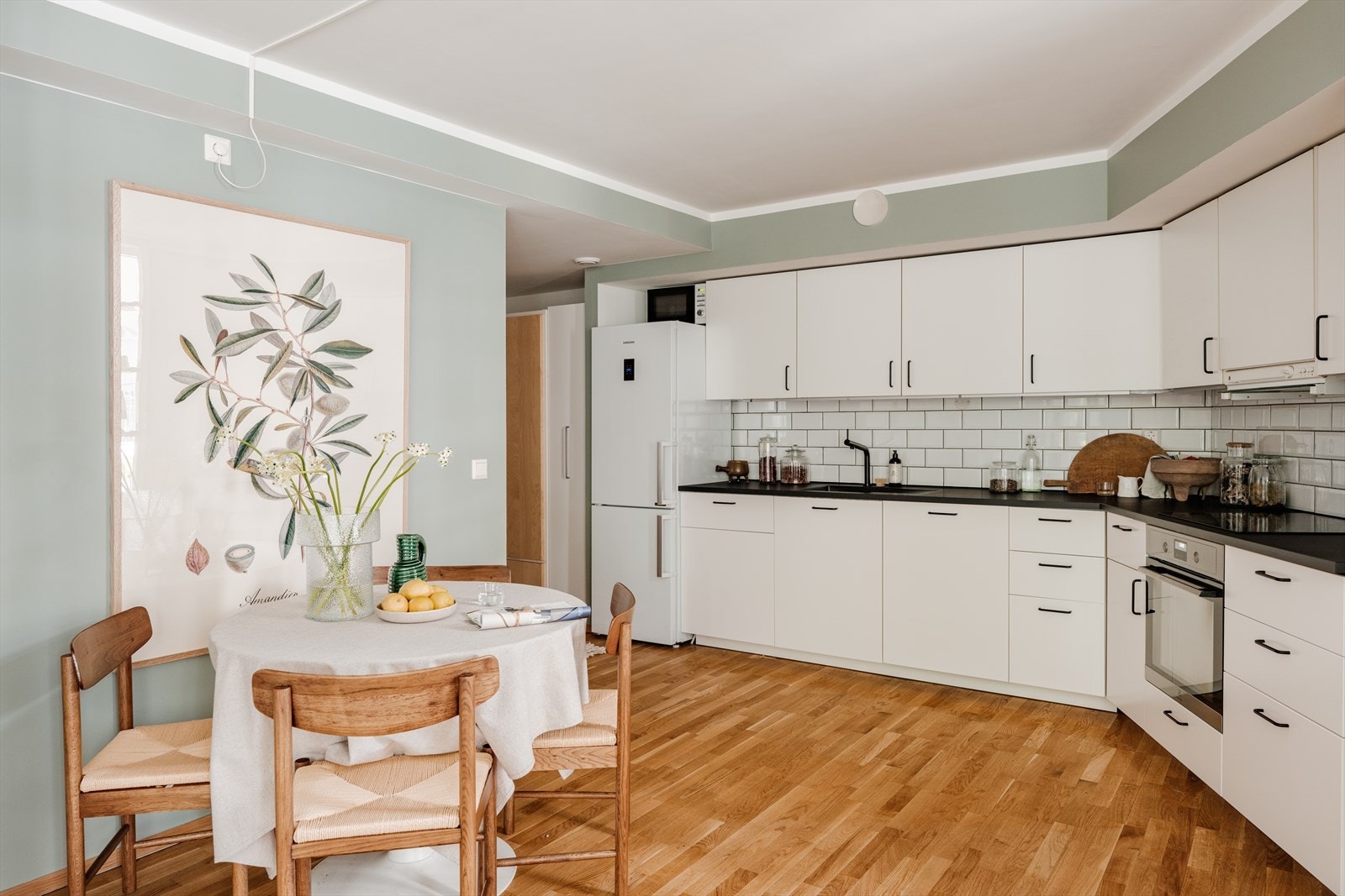 Kjøkkenet ligger i åpen løsning mot stuen og gir boligen en sosial og moderne planløsning. Galleribilde