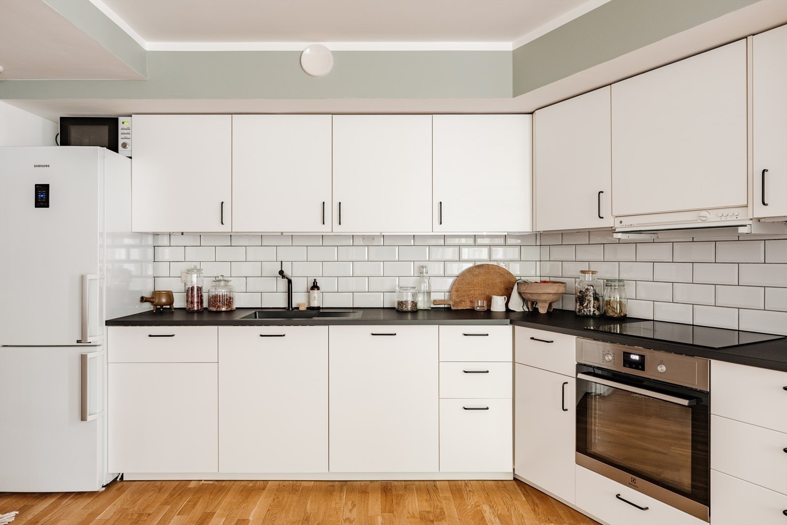 Kjøkkenet ble oppgradert i 2022 med ny IKEA-kjøkkeninredning (med unntak av overskapene). Galleribilde