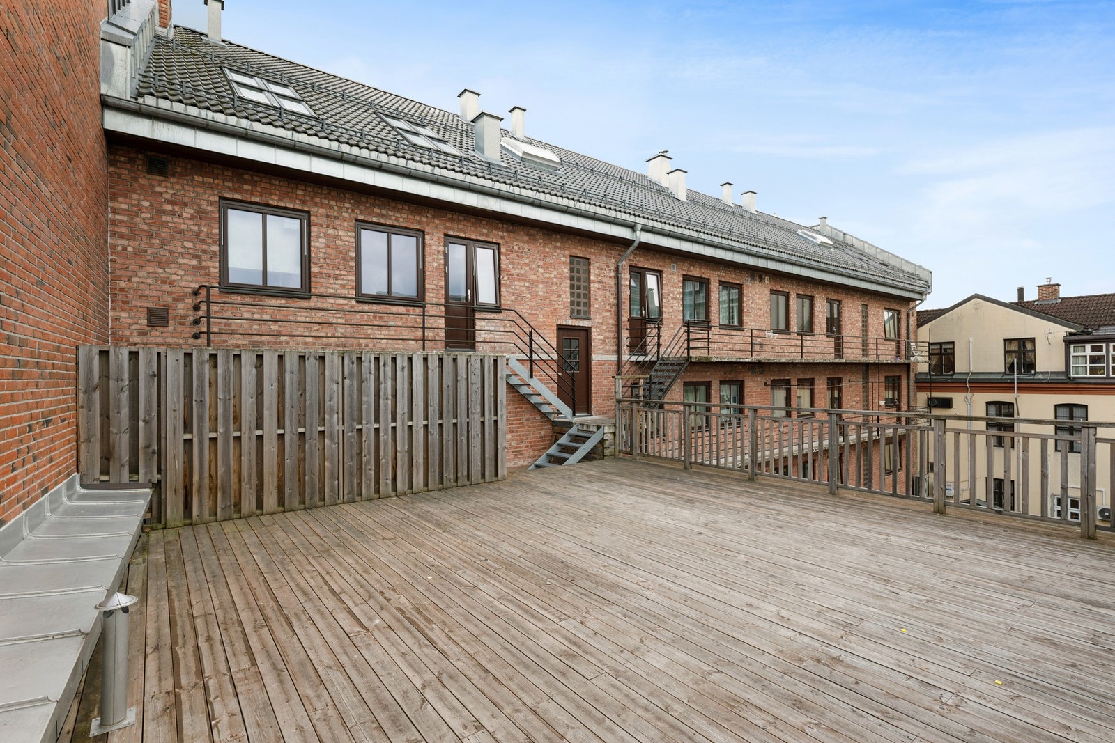 Fra soverommet er det adkomst til felles takterrasse i bakgården. Galleribilde
