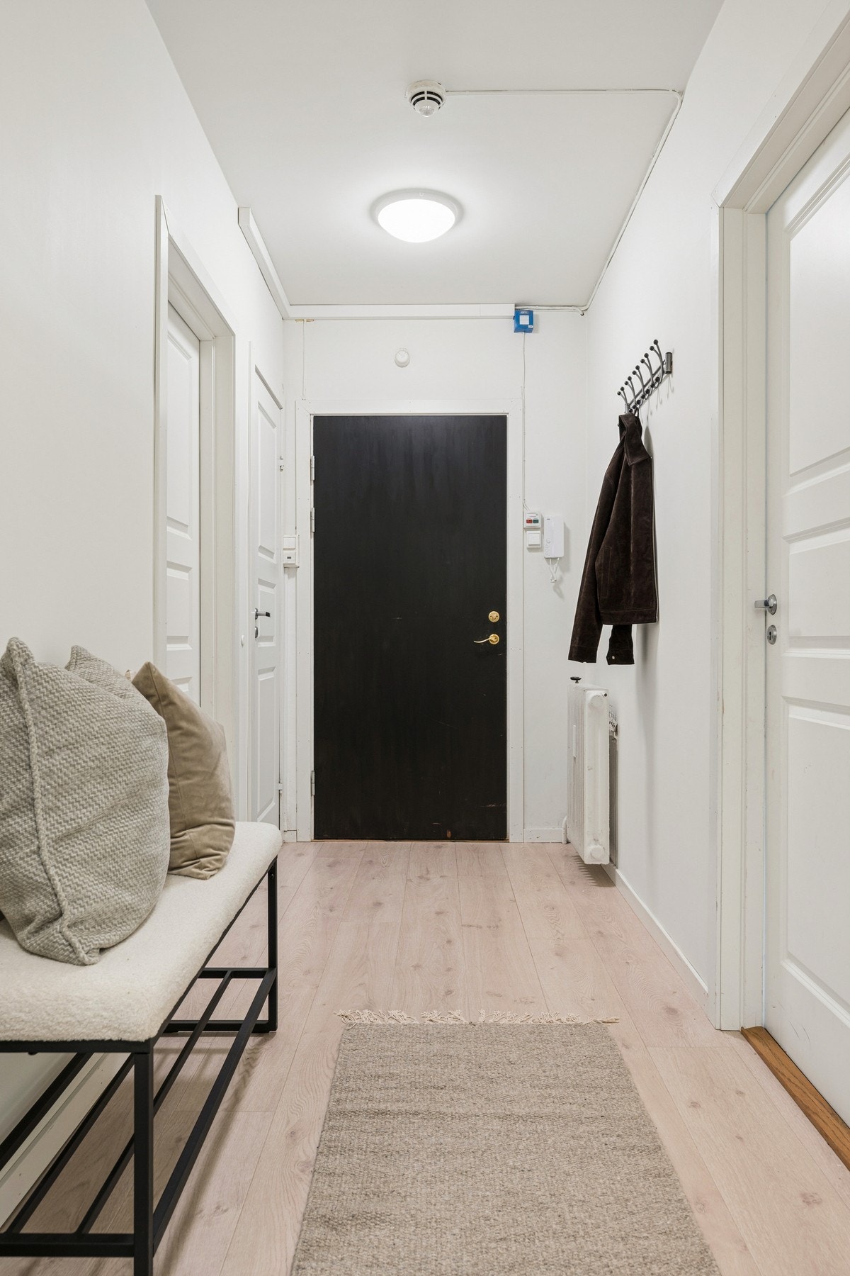 Her har du plass til å hensette sko og yttertøy. Galleribilde