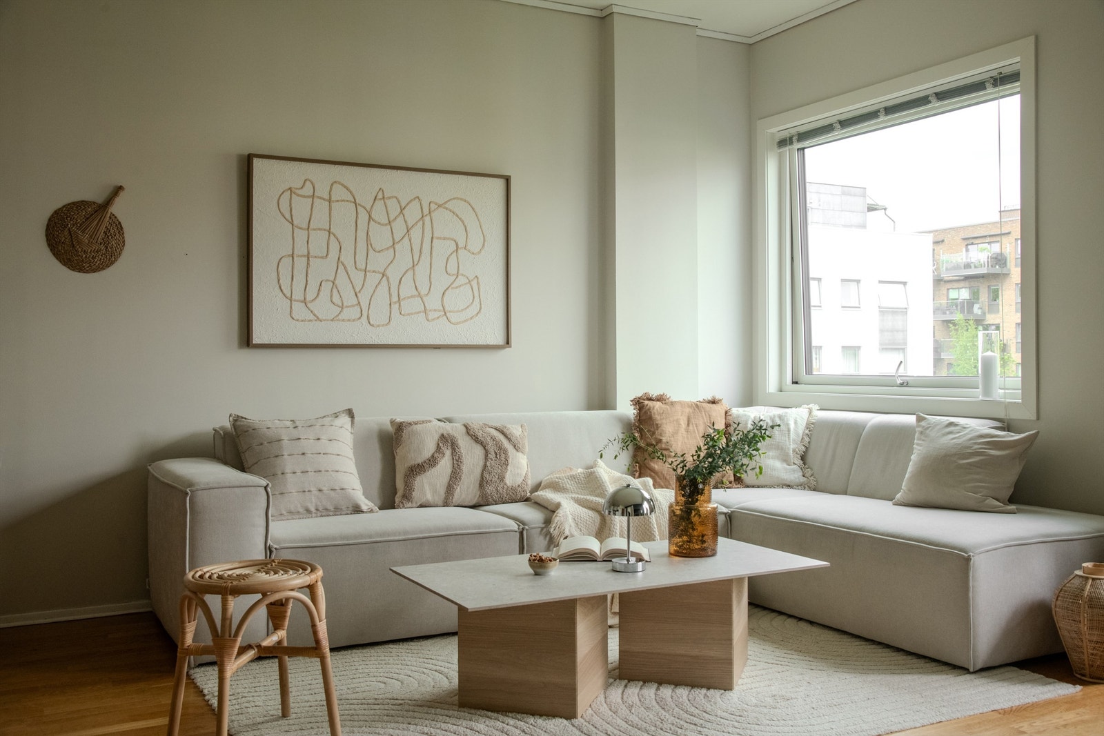Stuen har malte veggflater og god plass til en romslig sofagruppe. Galleribilde