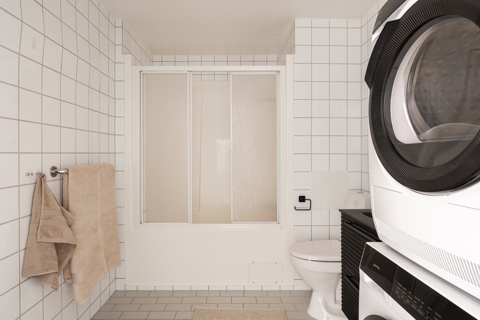 Badet har flislagte gulv og vegger fra byggeåret. Badet har ikke sluk, men direkte avløp fra bunnen av dusjkabinettet. Servantskap og toalett er fra 2023/24. Galleribilde