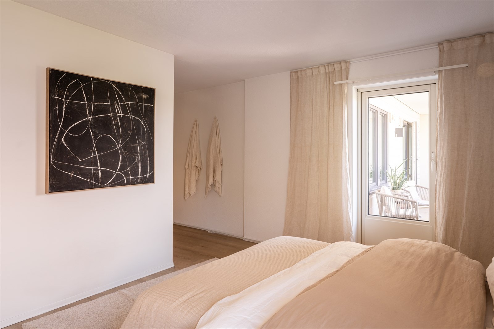 Fra hovedsoverommet er det direkte utgang til en overbygd balkong på ca. 7 m². Galleribilde