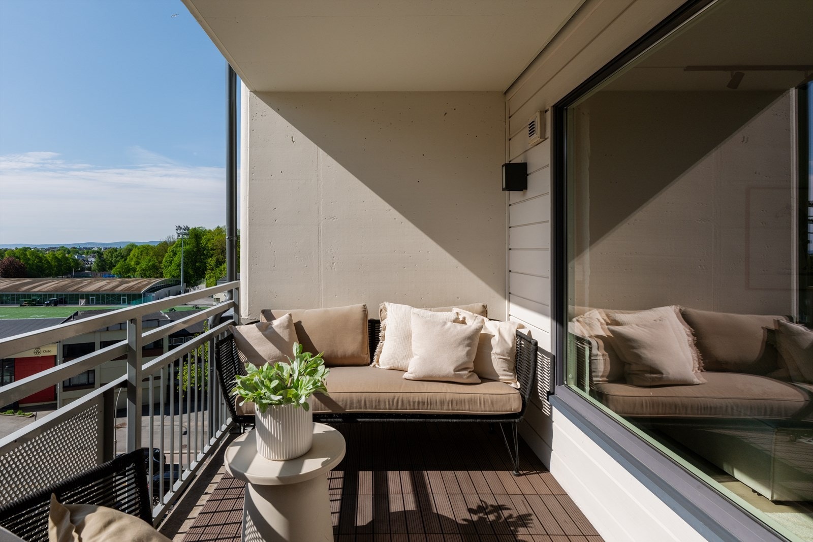Balkongen gir god beskyttelse mot vær og vind og har plass til både sittegruppe, grill og grønne planter. Galleribilde