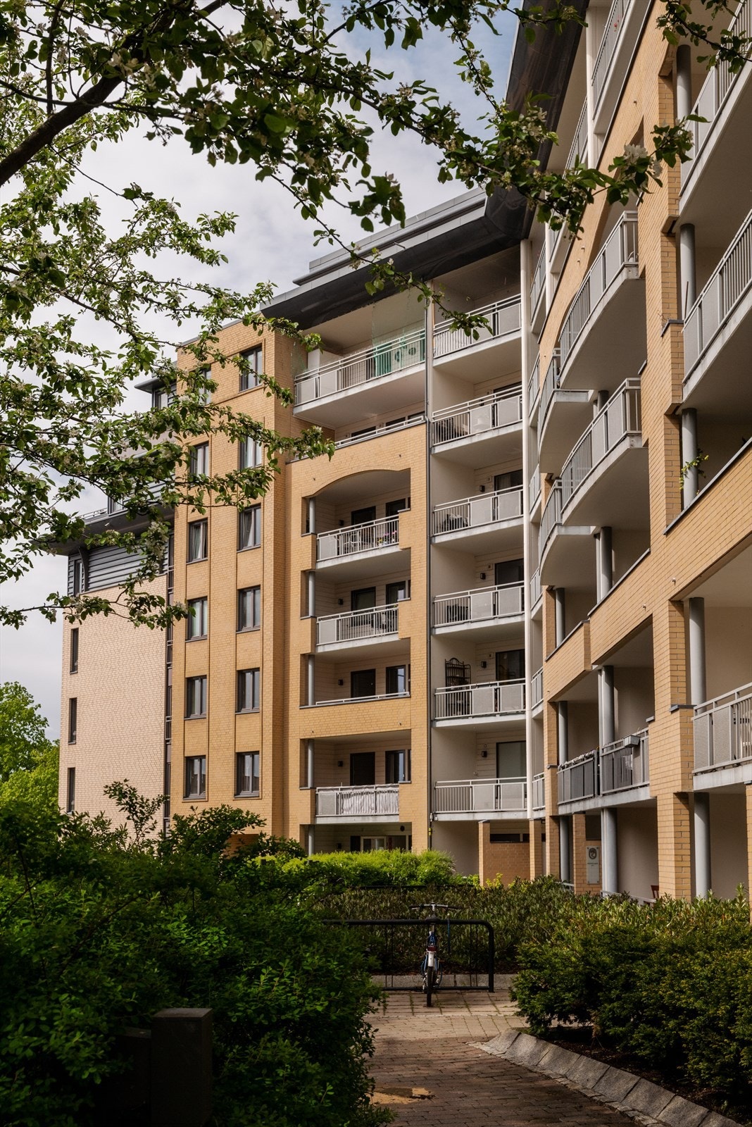 Fra leiligheten bor du tørrskodd til flere fasiliteter i gården. Galleribilde