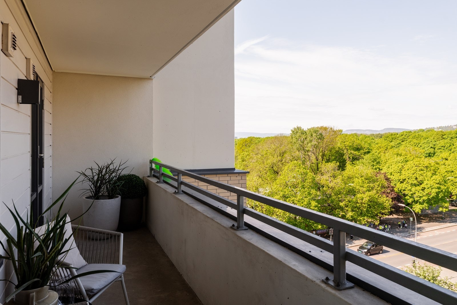 Her er det god plass til en koselig sittegruppe, perfekt for morgenkaffen eller avslappende sommerkvelder. Balkongen byr på hyggelig utsyn mot nærområdet, med blant annet mot Frognerparken. Galleribilde