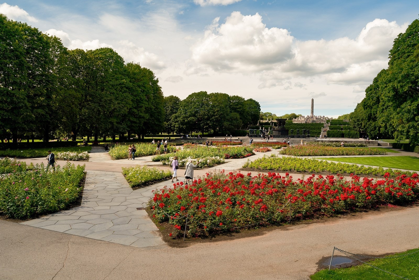 Vigelandsparken er en del av Frognerparken, med sine velkjente skulpturer og vakre rosehage. Galleribilde