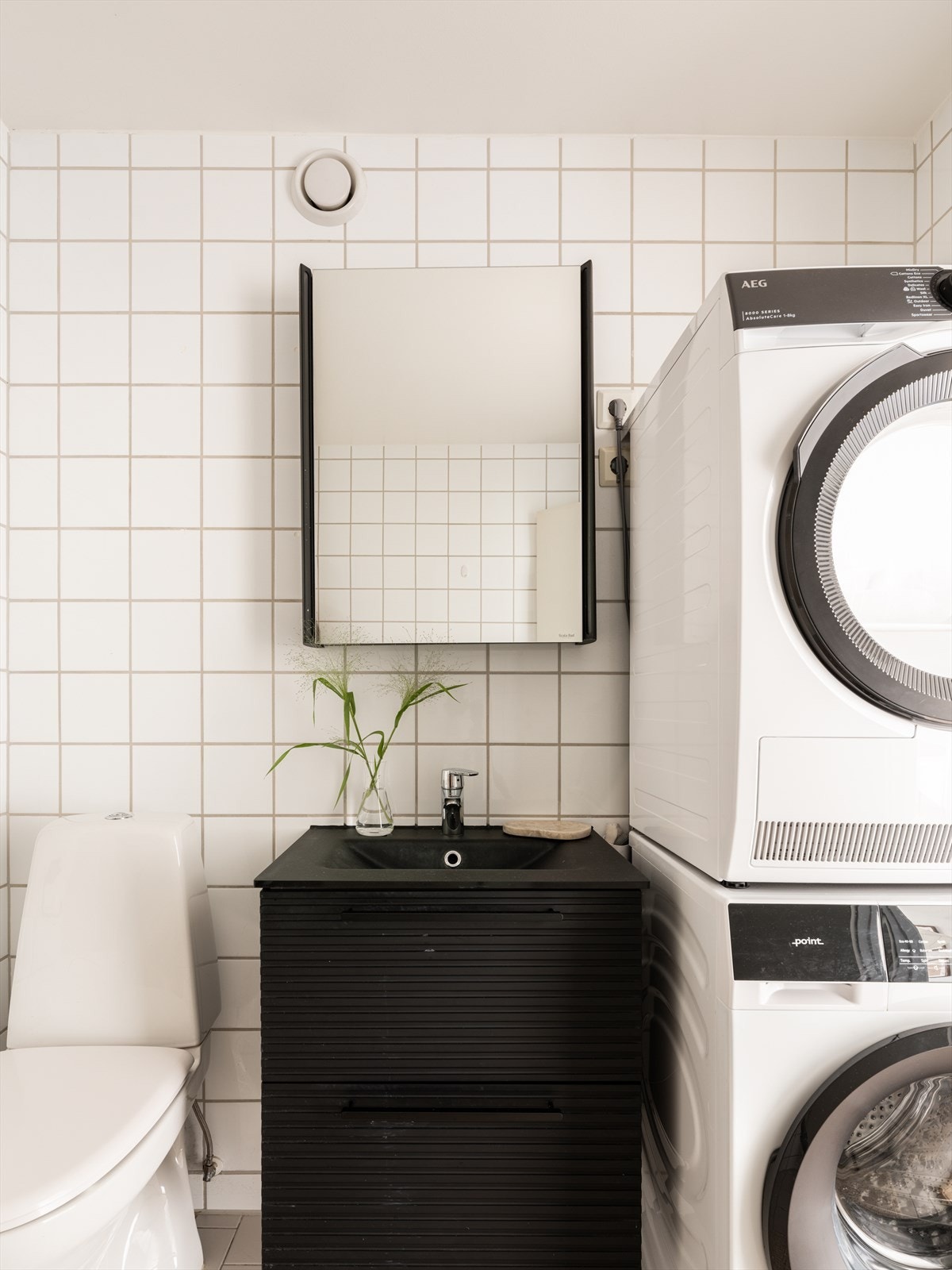 Innredningen består av dusj i badekar, servant med underskap og overskap med speil. det er opplegg for vaskemaskin. Galleribilde