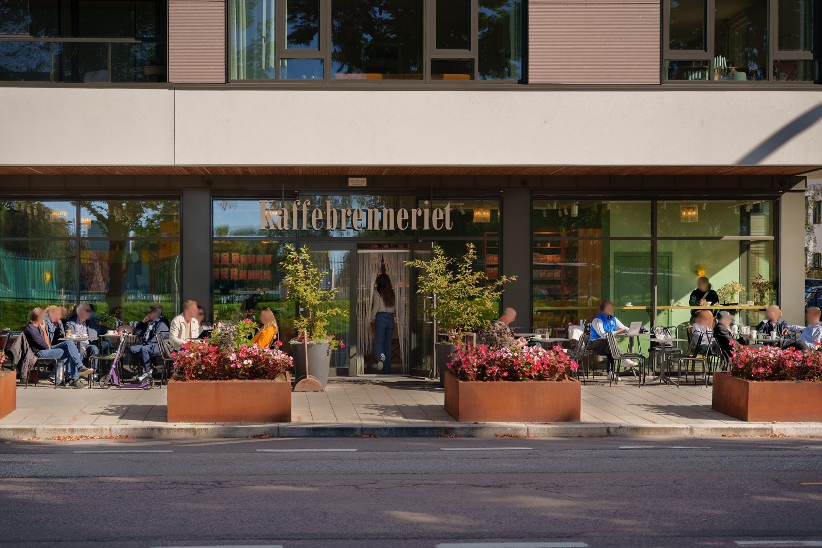 Start dagen med ferskbrygget kaffe fra Kaffebrenneriet eller håndverksbakst fra Braud Bakeri på Fonteneplassen. Galleribilde
