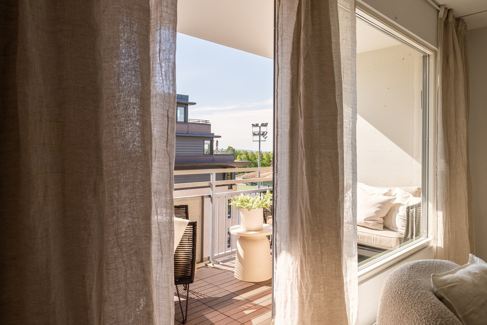 Fra stuen er det utgang til en hyggelig, overbygd balkong på ca. 6 m². Galleribilde