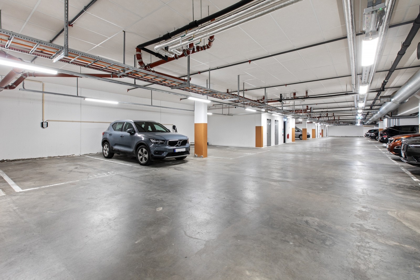 Leiligheten disponerer en parkeringsplass i sameiets felles garasjeanlegg, med mulighet for installasjon av elbillader. Galleribilde