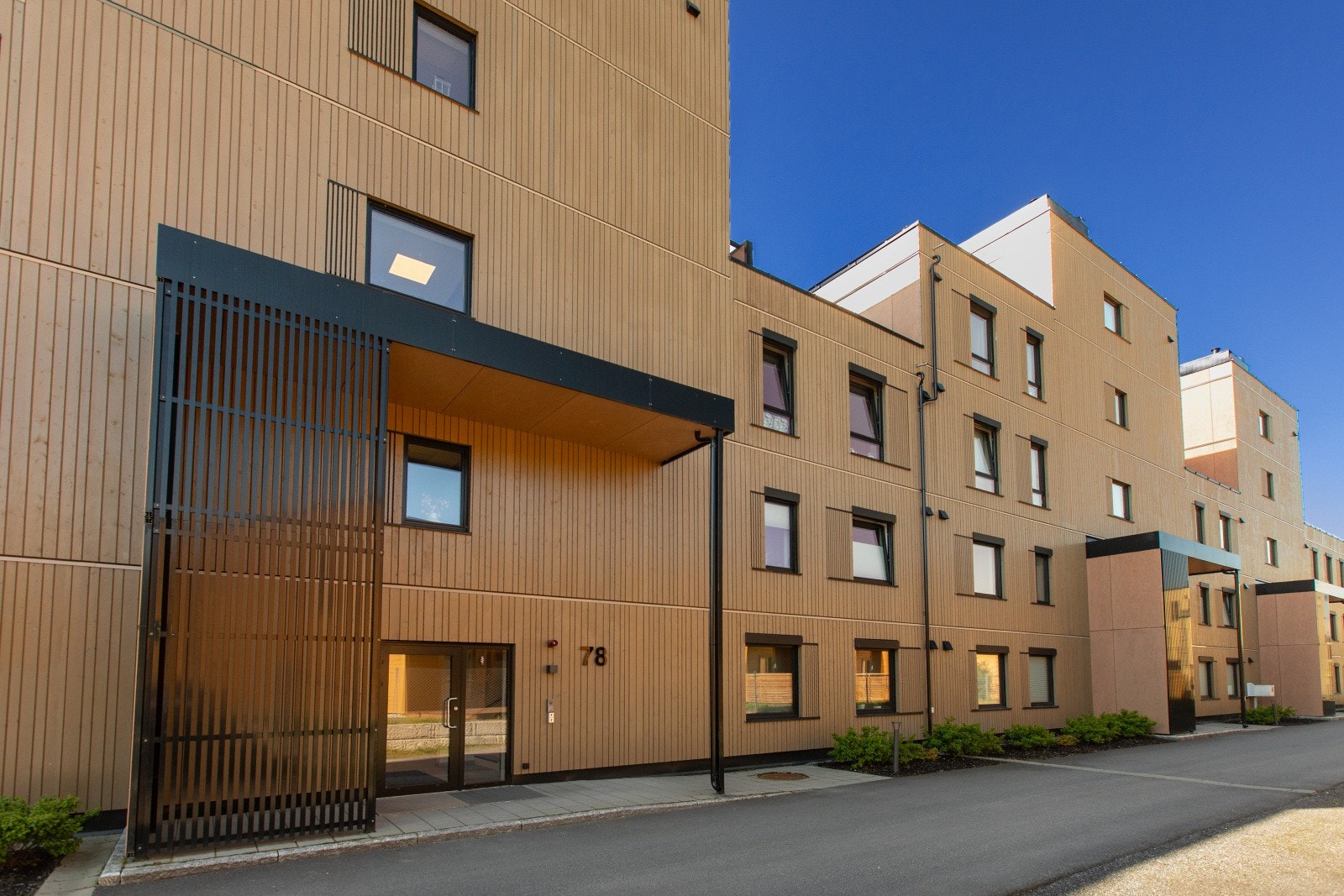 Leiligheten og bygget er fra 2022, og fremstår som en moderne og svært godt vedlikeholdt bolig med gjennomgående høy standard. Her får du en ny leilighet med tidsriktige løsninger, god kvalitet og et helhetlig, stilrent uttrykk. Galleribilde
