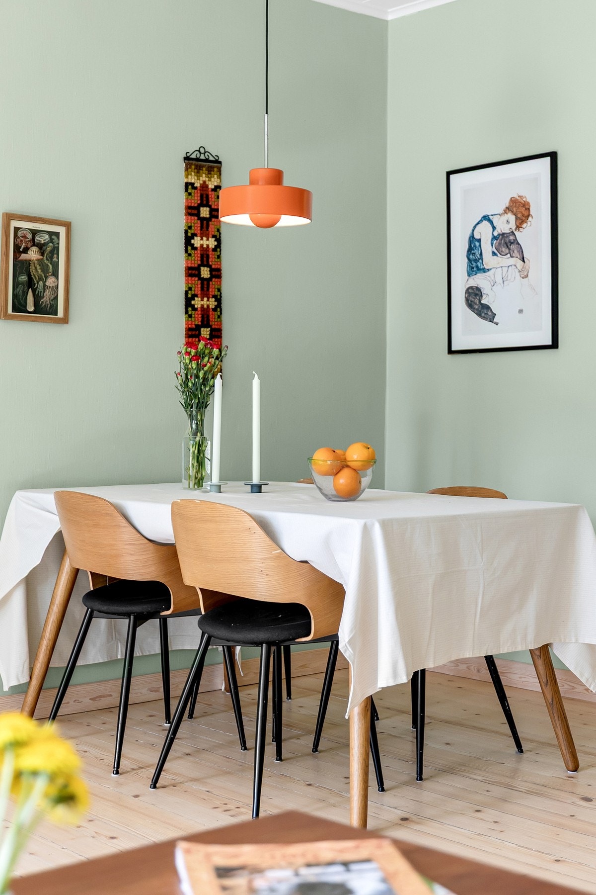 I stuen er det god plass til et hyggelig spisebord. Galleribilde