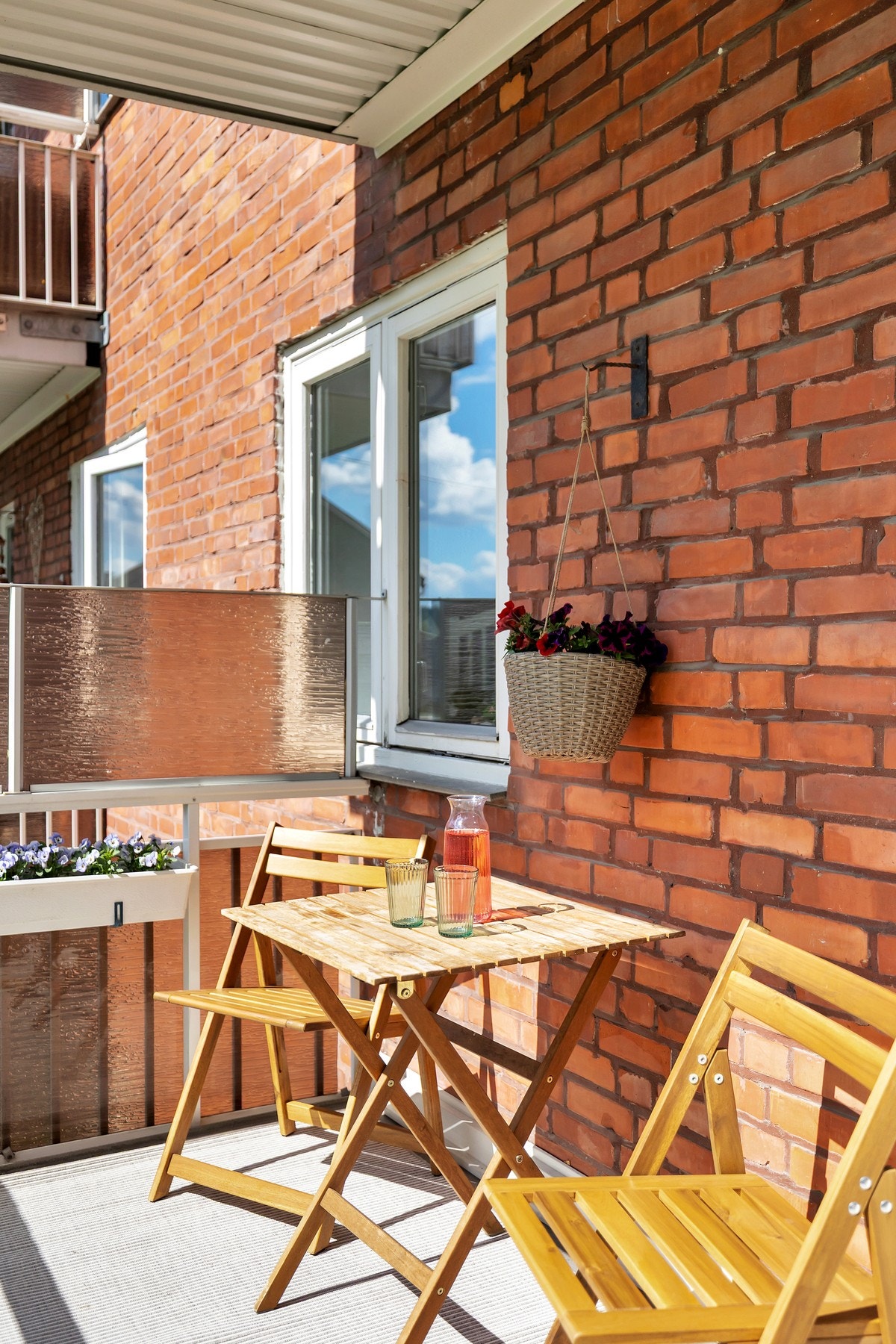 Balkongen har flislagt gulv. Galleribilde