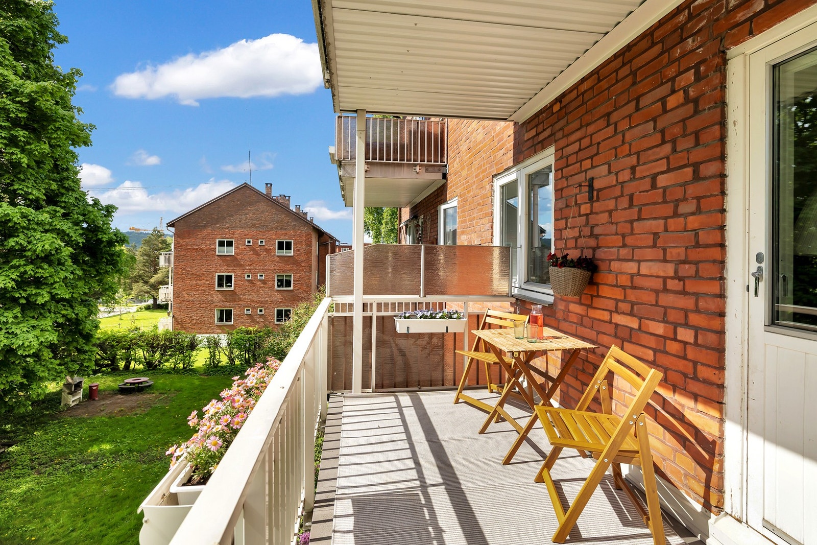 Boligen har en skjermet og fin balkong med gode solforhold og plass til utemøbler - perfekt for rolige morgener, hyggelige middager eller avslappende sommerkvelder. Galleribilde