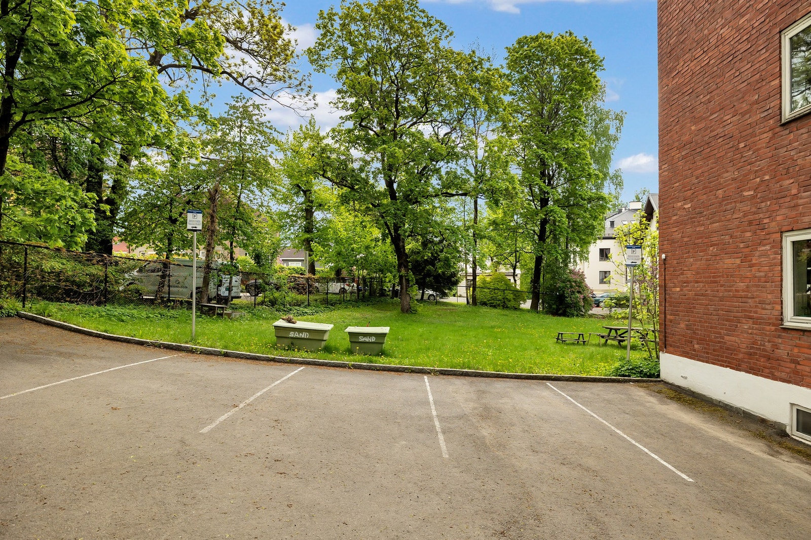Det er god plass til utendørs parkering på eiendommen til 180 kr i måneden og gratis parkering for besøkende i helgene. Mulighet for rimelig garasjeplass som fordeles ut fra venteliste. Galleribilde