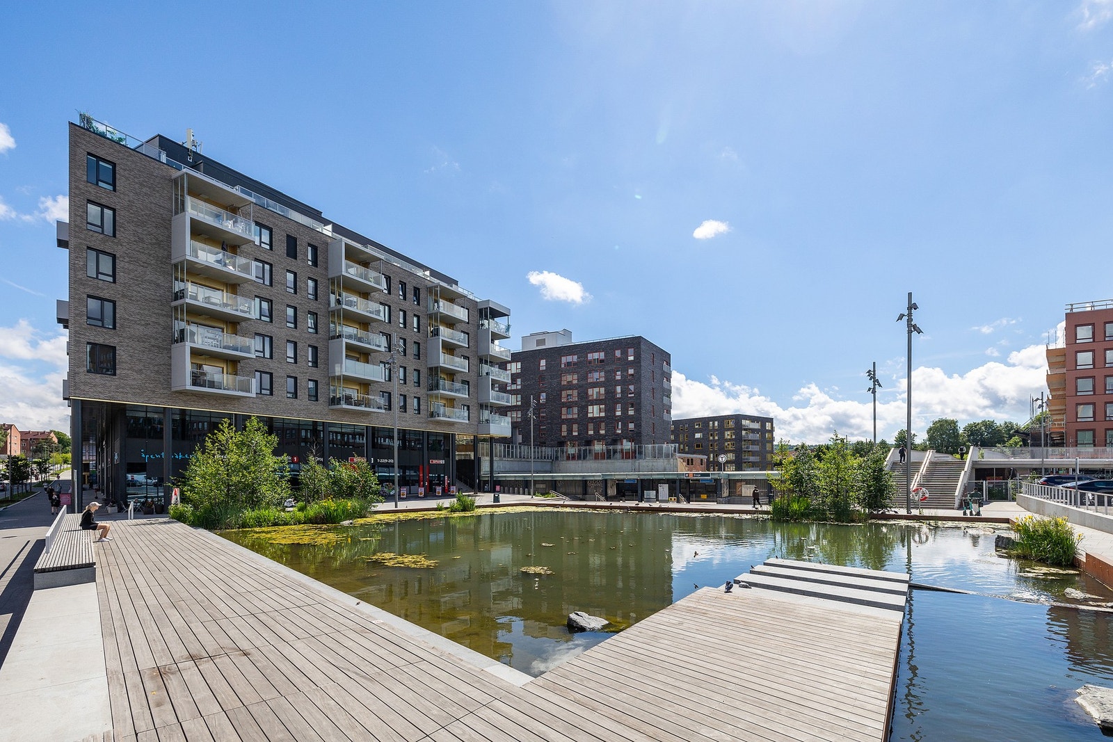 Det er ca. 2 minutters gange til Ensjø T-bane hvor linje 1-4 går. Galleribilde