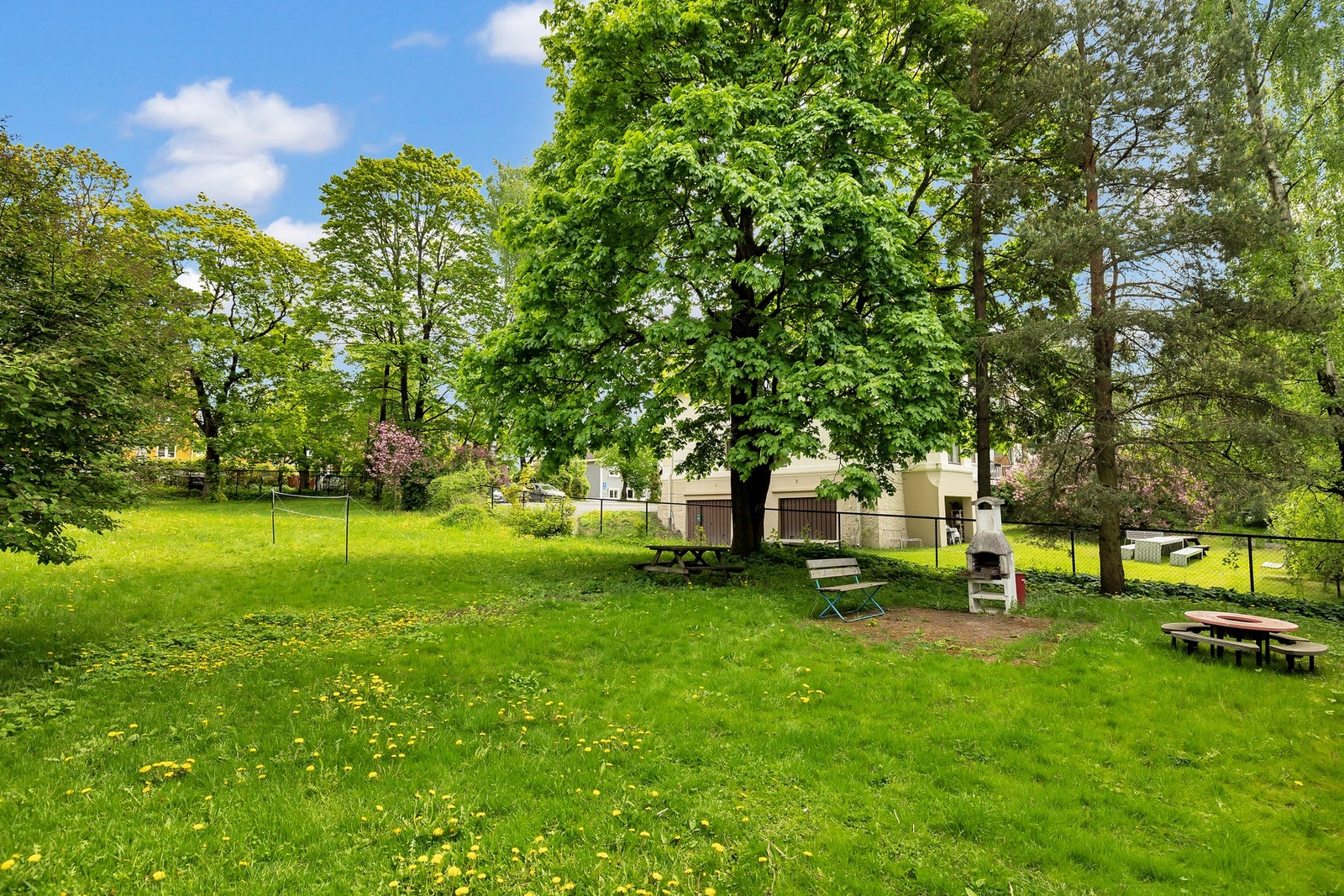 Sittebenker for beboerne. Galleribilde
