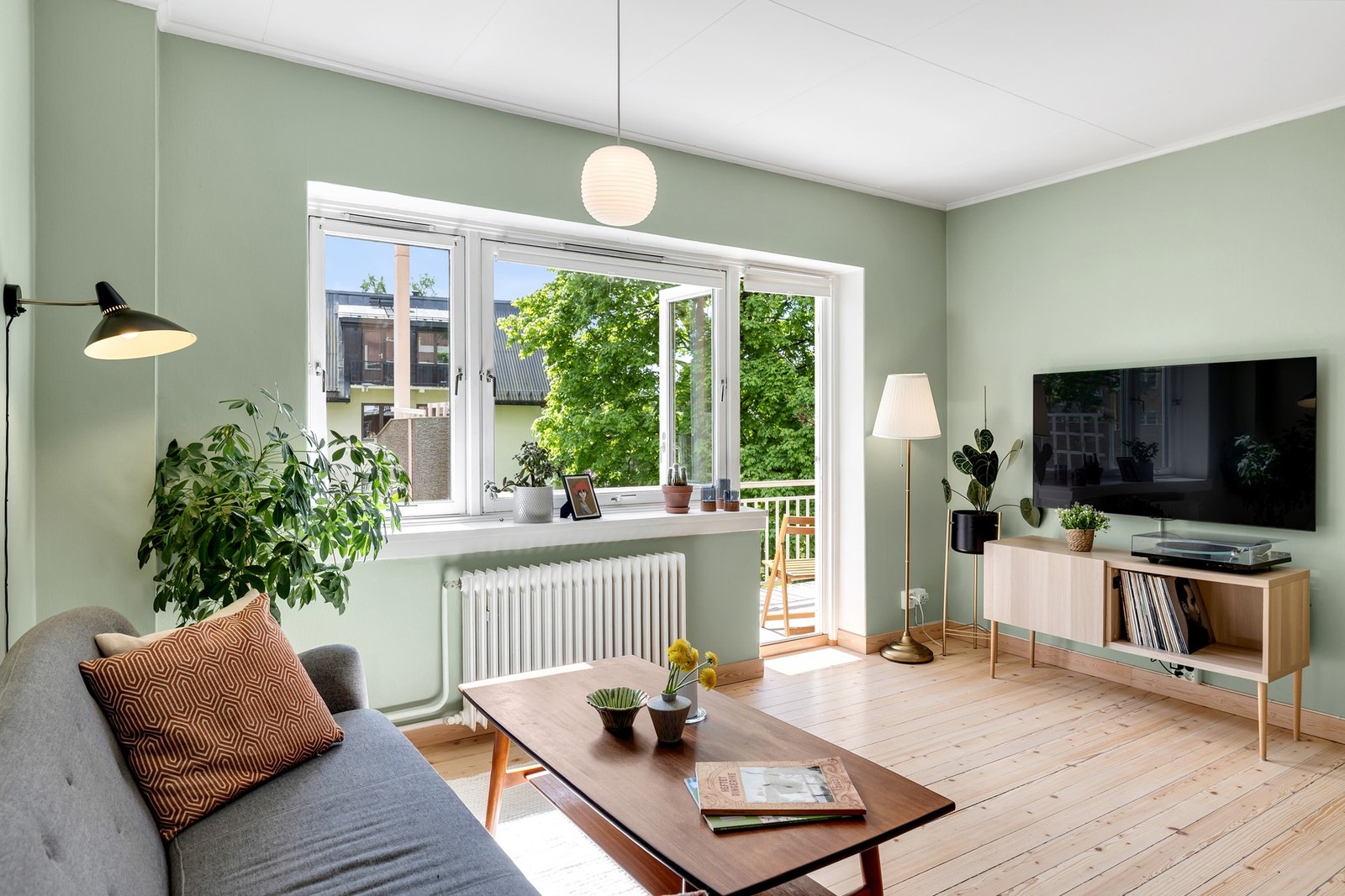 Det er god plass til sofa med tilhørende møblement. Fra stuen er det utgang til balkongen. Galleribilde