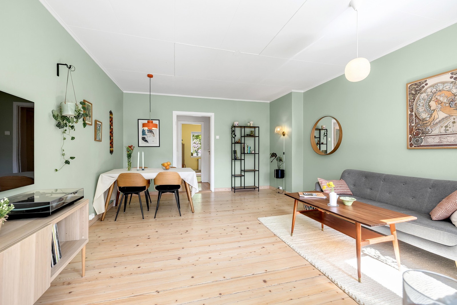 Det er originalt furugulv i stuen som er slipt og oljet- Dette gir en lun følelse. Galleribilde