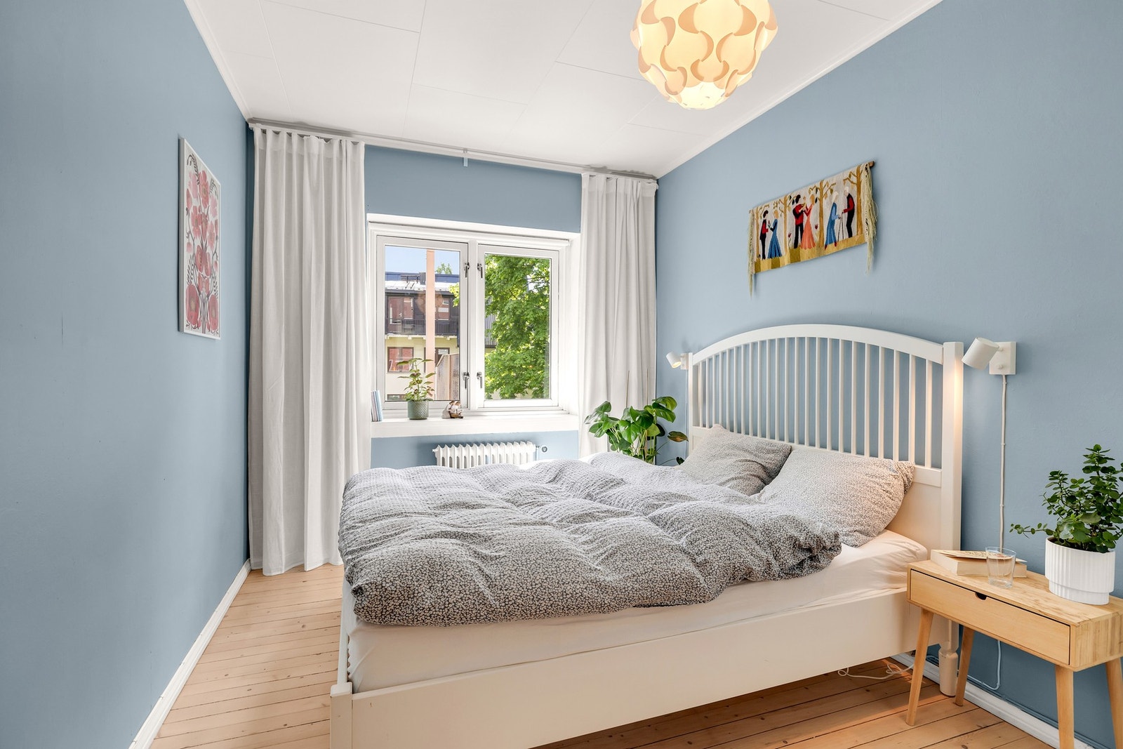 Romslig og pent hovedsoverom med god plass til dobbeltseng og nattbord. Galleribilde