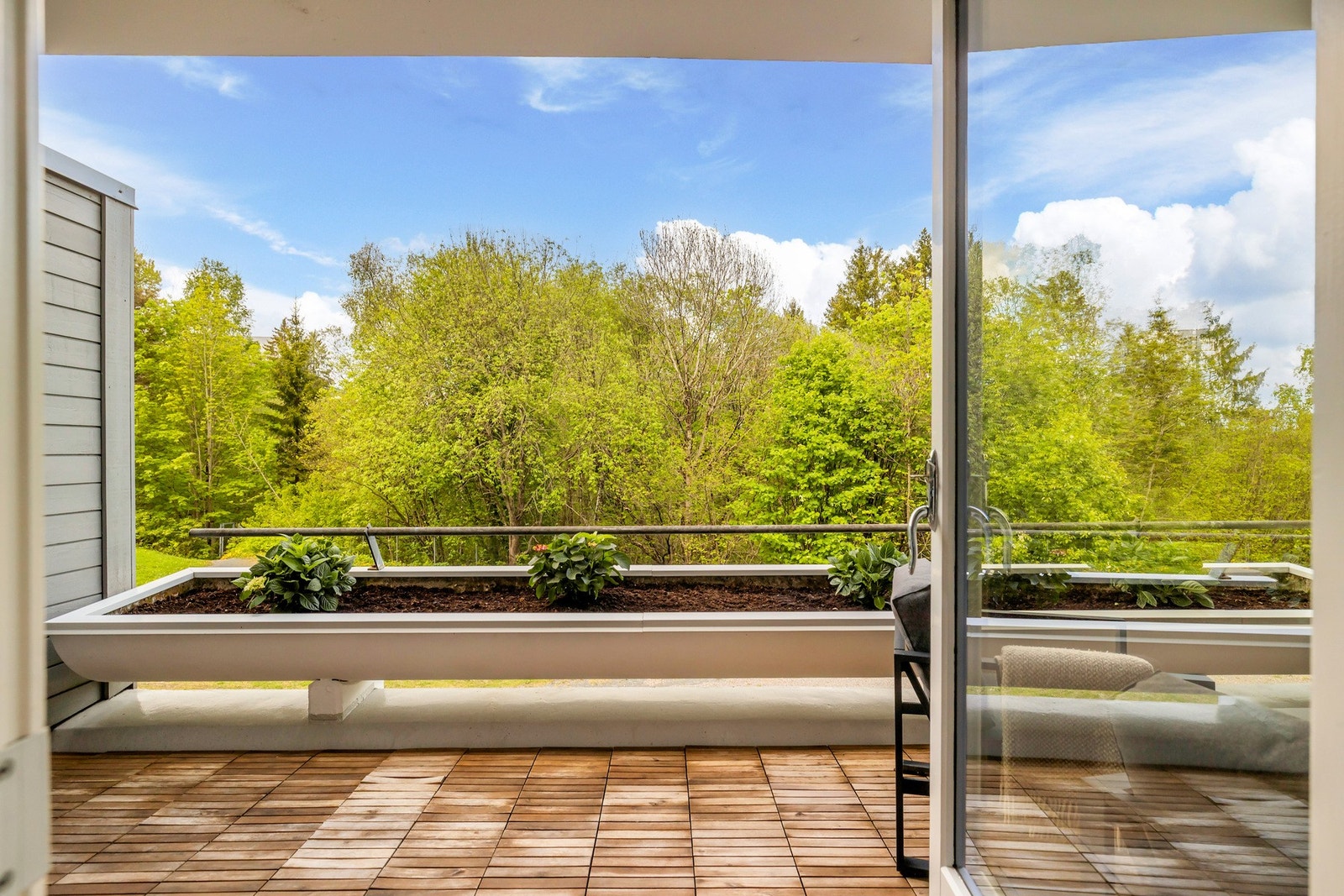 Fra stuen er det utgang til leilighetens romslige terrasse Galleribilde