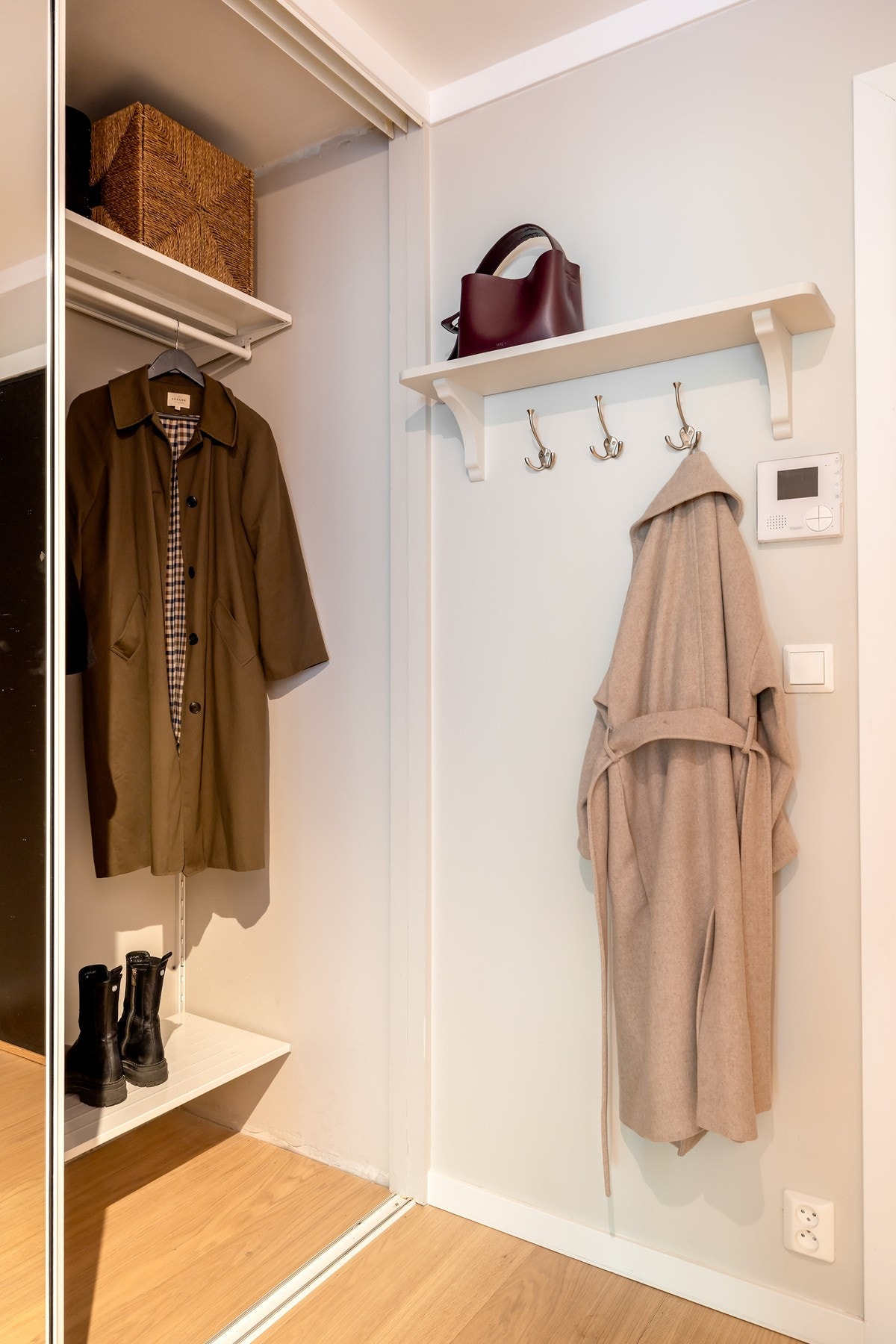 Det er god plass til oppbevaring av sko og yttertøy i stor skyvedørsgarderobe Galleribilde