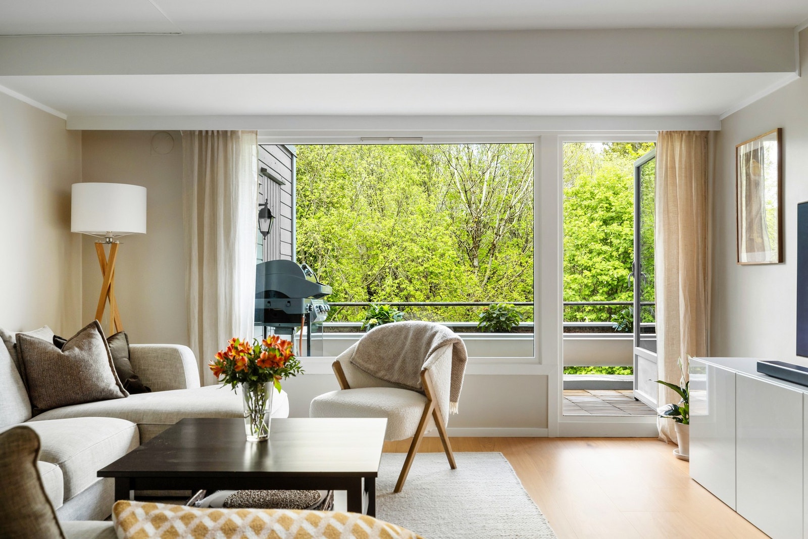 En lys og innbydende stor selveier med smart planløsning og fantastisk terrasse Galleribilde