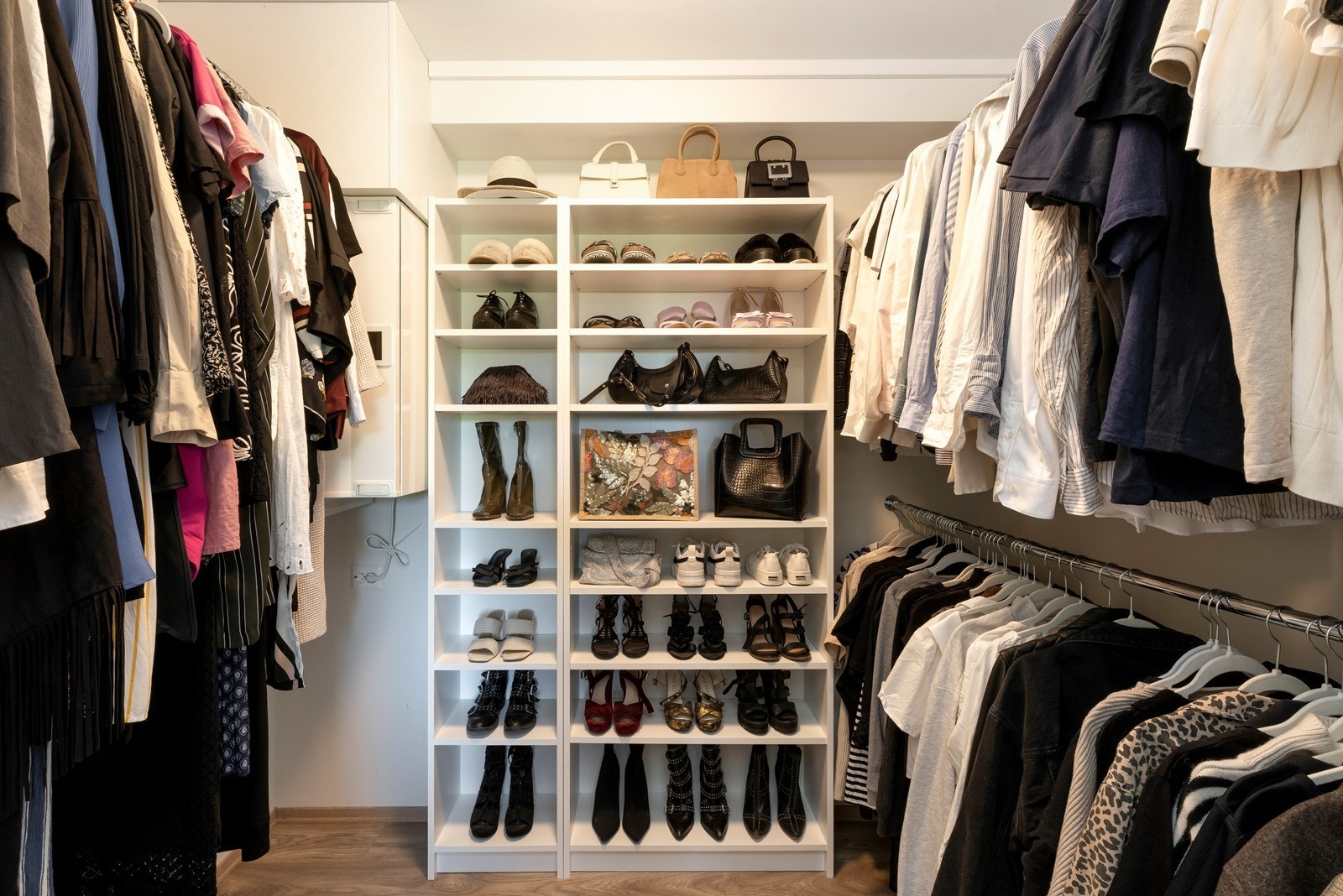 Walk in garderobe/ teknisk rom tilknyttet hovedsoverom Galleribilde