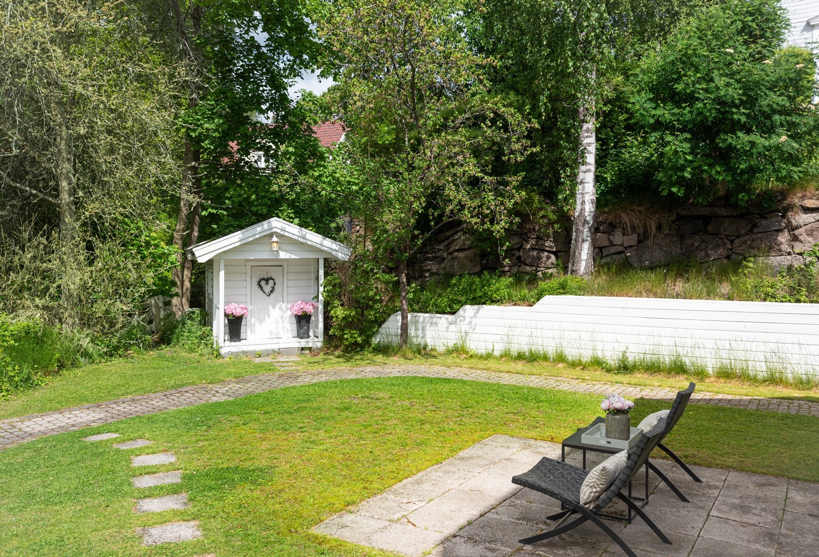 Flott liten hageflekk med plass til sittegruppe og trampoline osv. Galleribilde