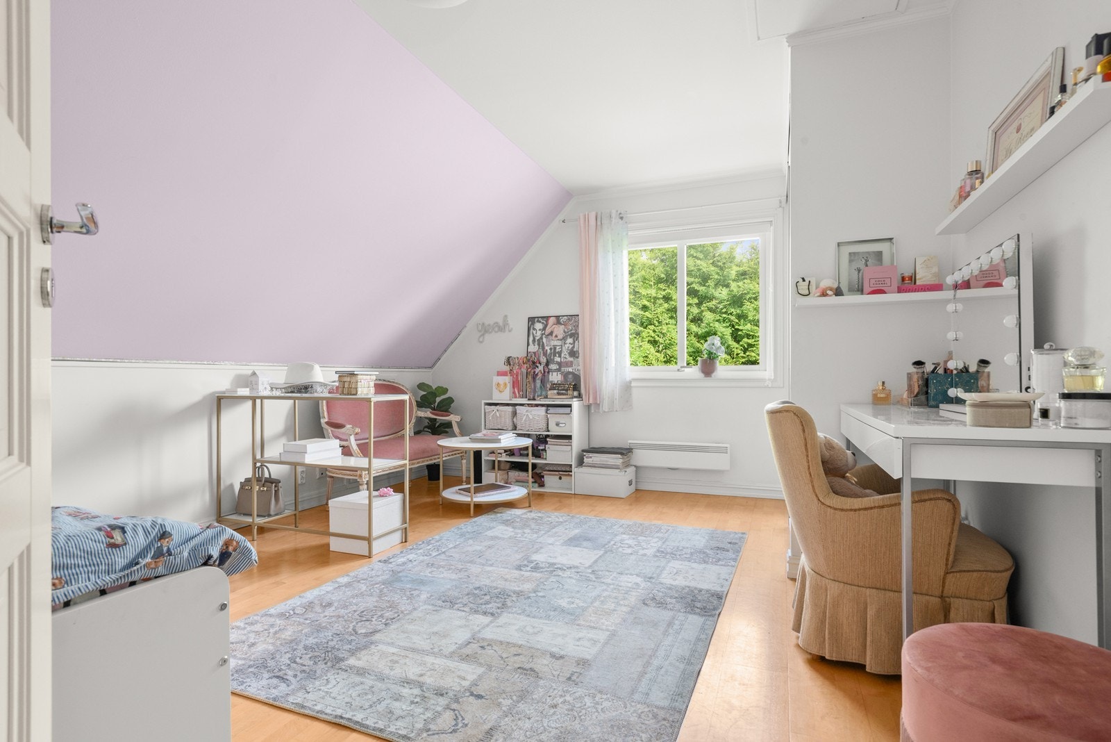 Soverom 3 er også av god størrelse med god plass til dobbeltseng, tilhørende møblement og har stor skyvedørsgarderobe. Galleribilde