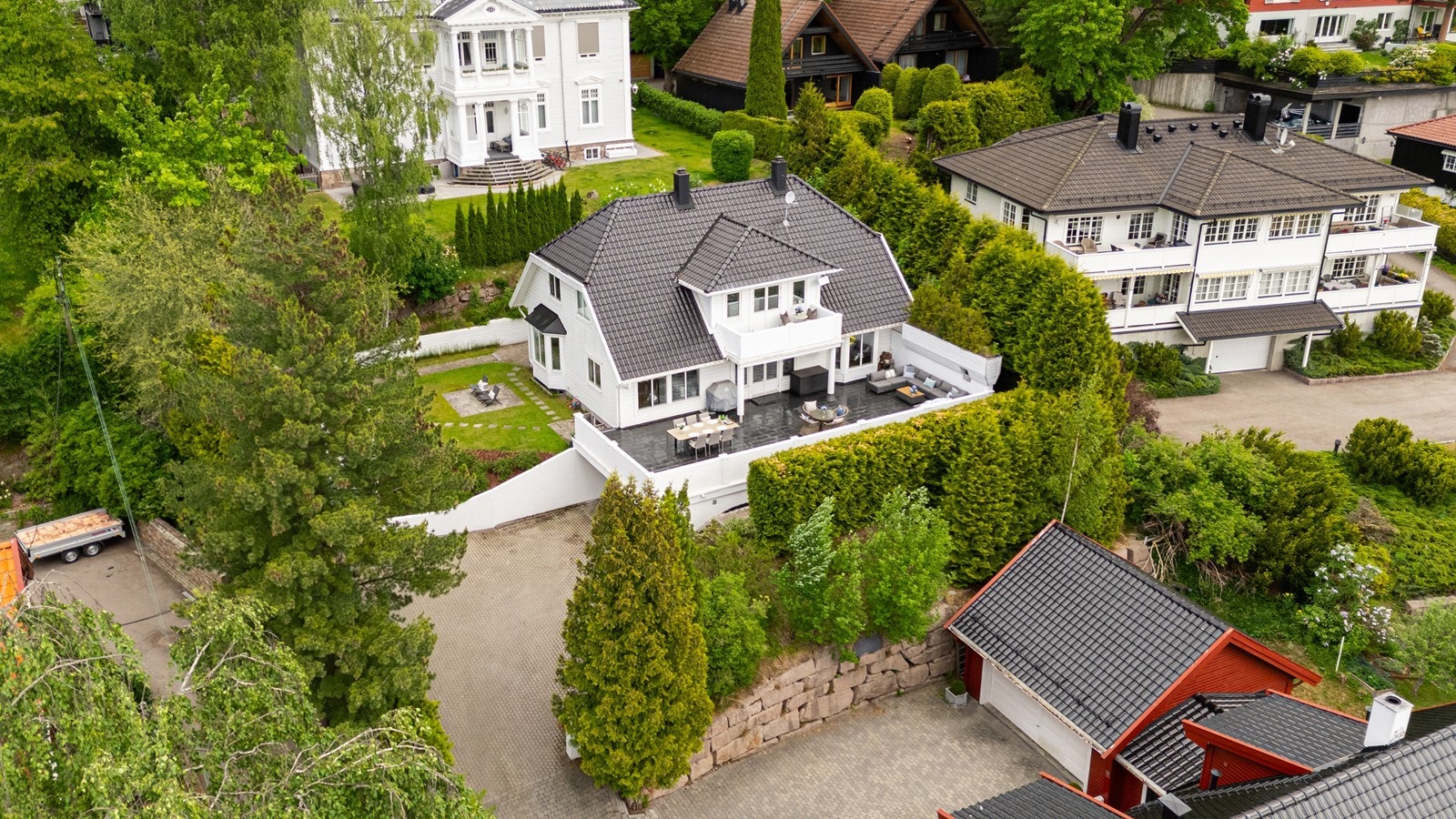 Boligen er omkranset av en grønnoase. Galleribilde