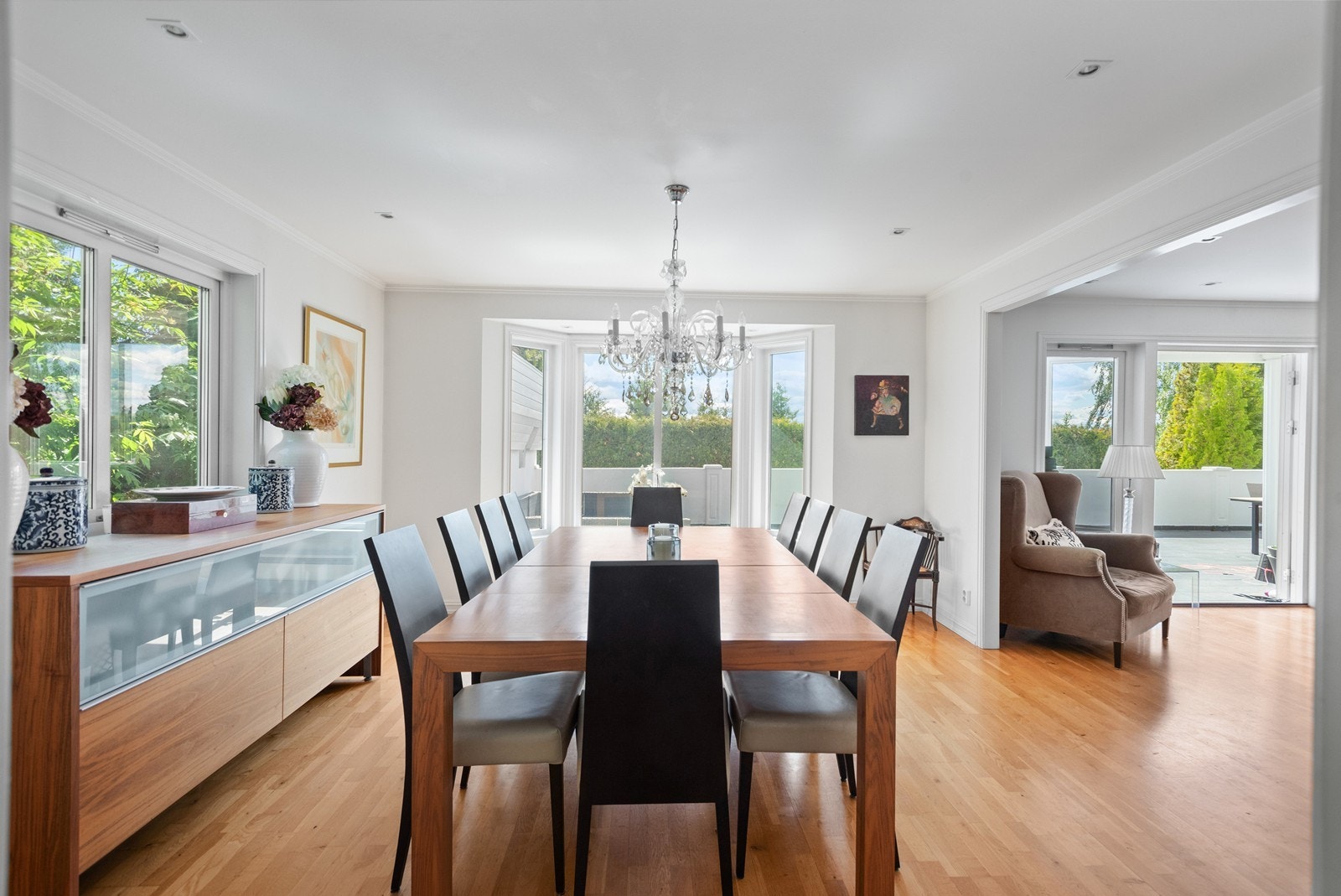 Spisestuen har plass til stort spisebord, perfekt for hyggelige og sosiale sammenkomster. Galleribilde