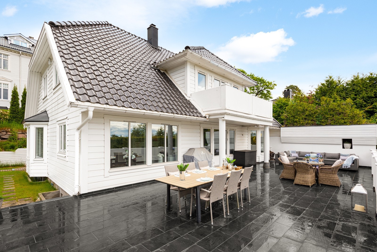 Boligens fantastiske, usjenerte og solrike terrasse på hele 81kvm. Galleribilde