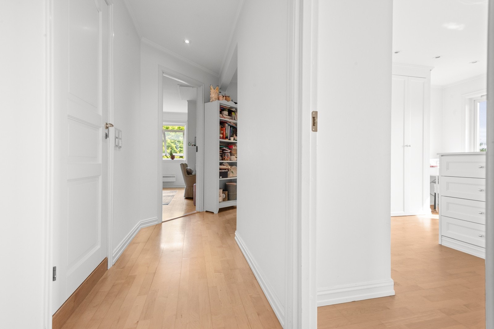 I 2.etg finner man tre gode soverom, to bad, walk-in closet og balkong. Galleribilde