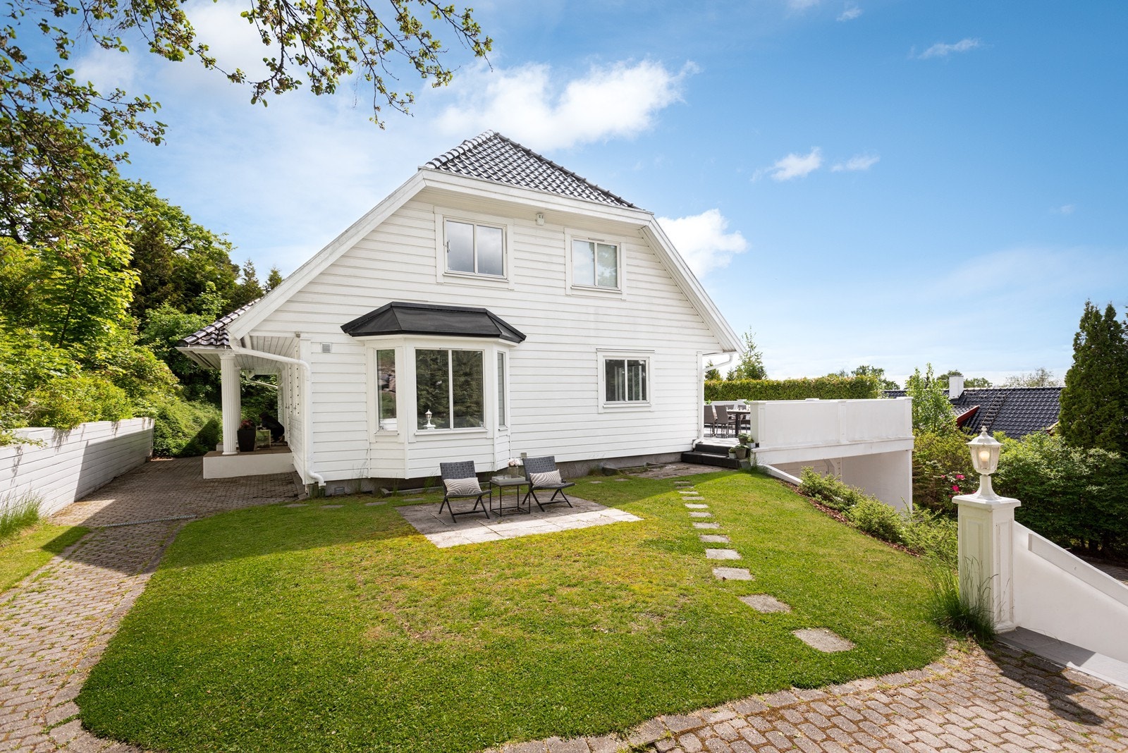 Stor og idyllisk enebolig | Fantastiske uteplasser | Garasje | Barnevennlig og usjenert beliggenhet | Blindvei | Hybel* Galleribilde