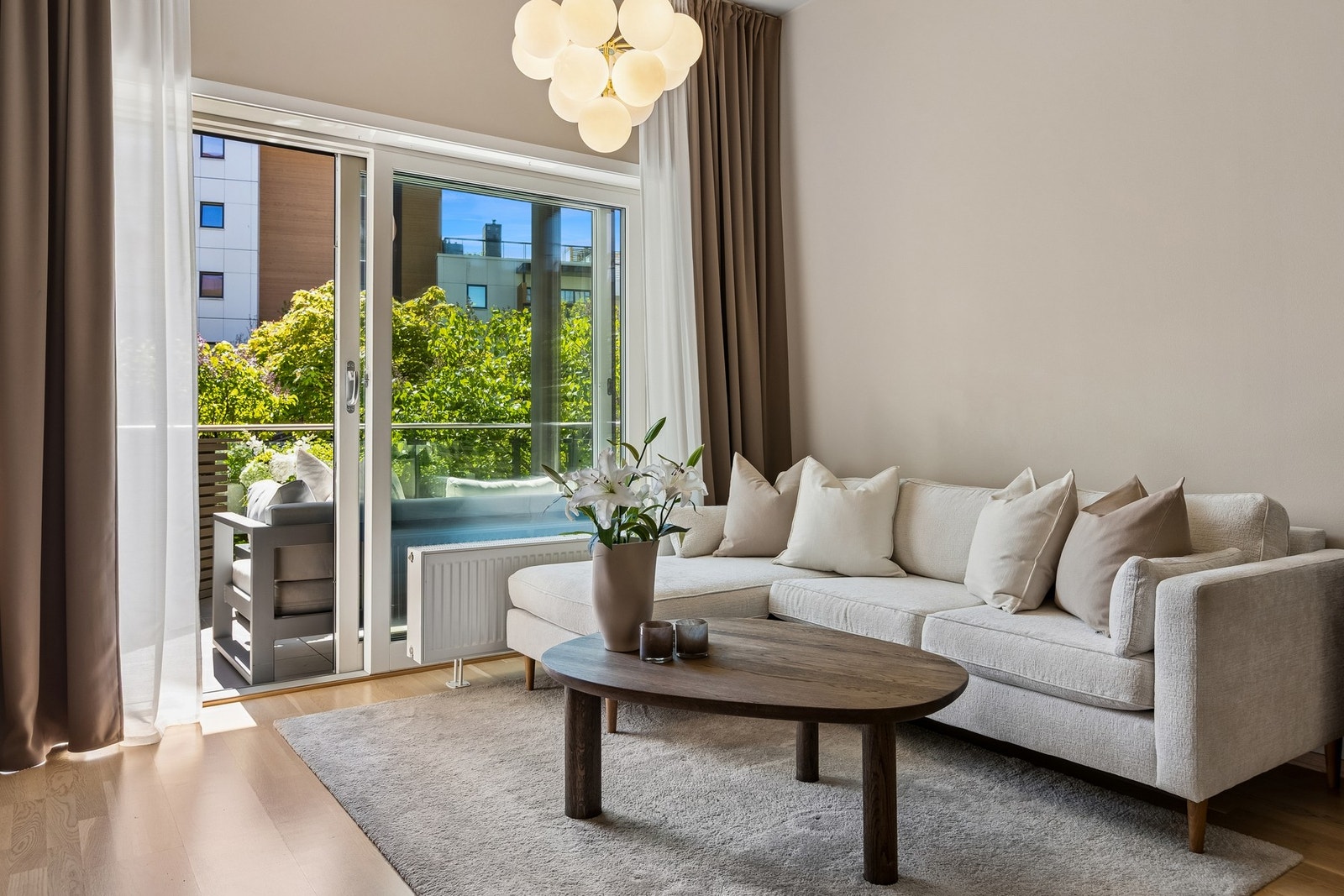 Fra stuen er det utgang til en herlig terrasse Galleribilde