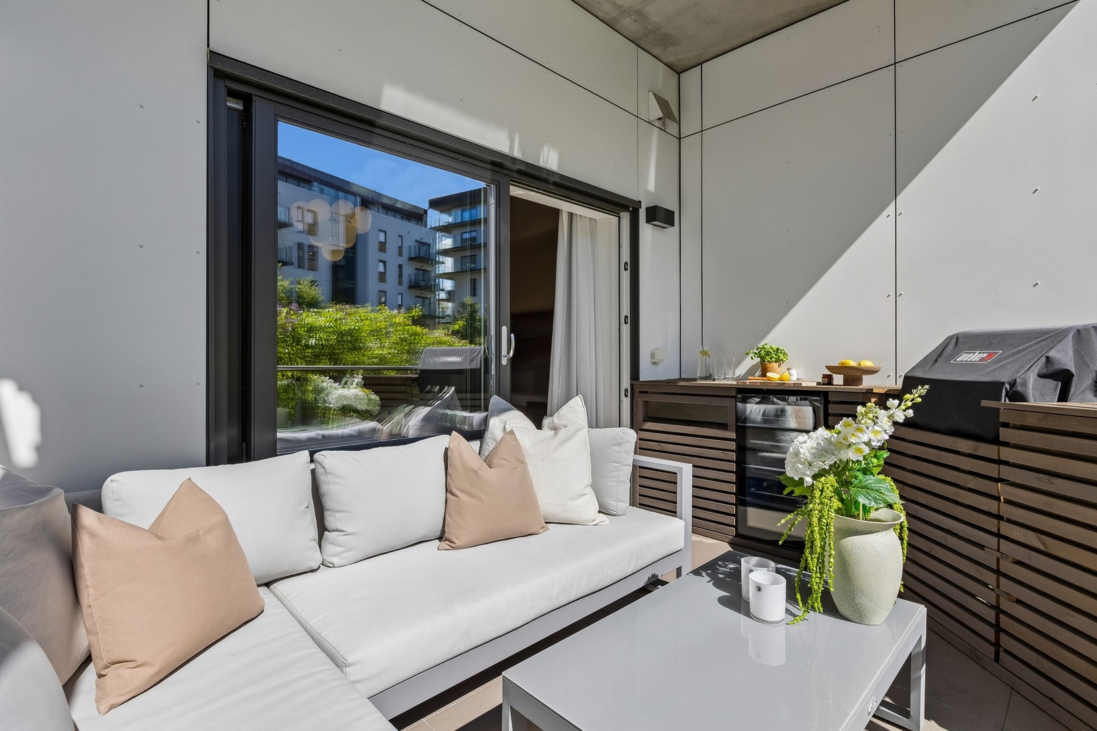 Leiligheten ligger i 1. etasje og nyter en herlig terrasse på 9,7 kvm med gode solforhold og skjermet beliggenhet Galleribilde