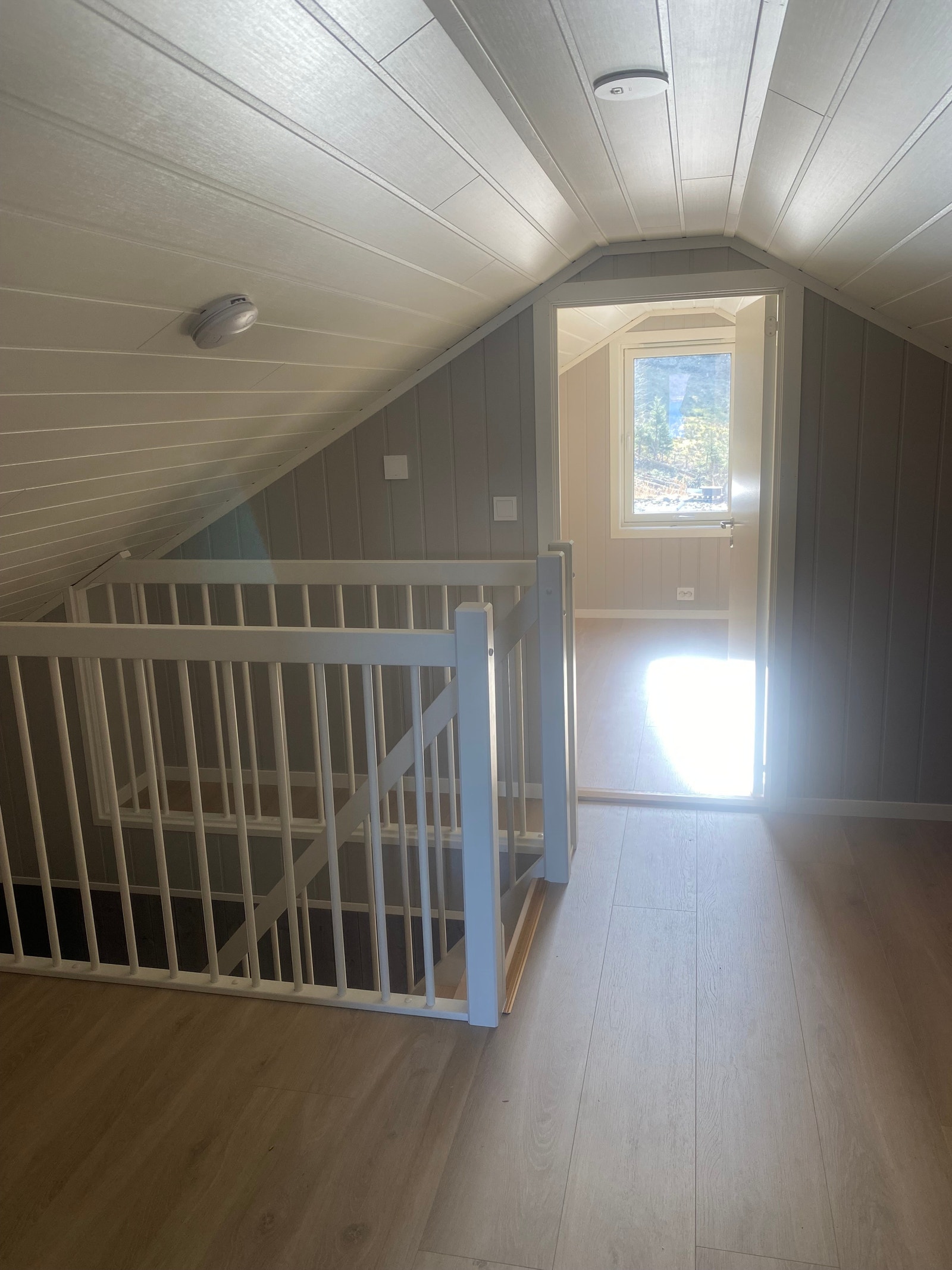 En meget romslig hems. Takhøyde på ca 187 cm på det flate taket.
God trapp fra entreen og opp på hemsen. Galleribilde