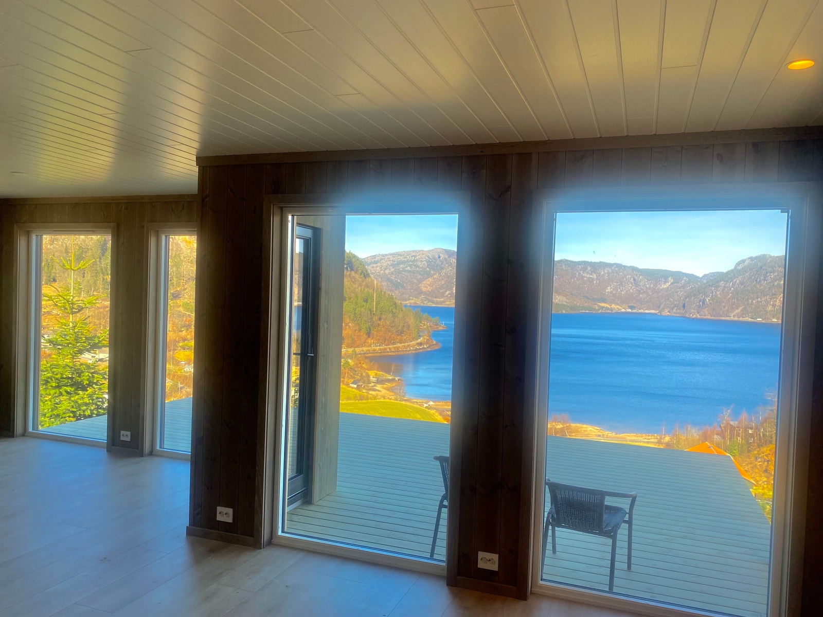 Store vinduer mot Sør- Øst. Med fantastisk utsikt utover Åpta fjorden. ( Bildet er fra annen lignende hytte, avvik kan forekomme) Galleribilde