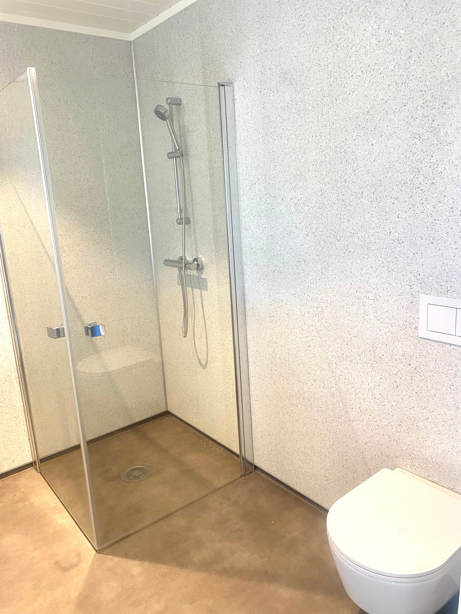 Bad med god plass til 90x90 dusj, vegghengt toalett og 100cm skuffe innredning med speil over. Galleribilde