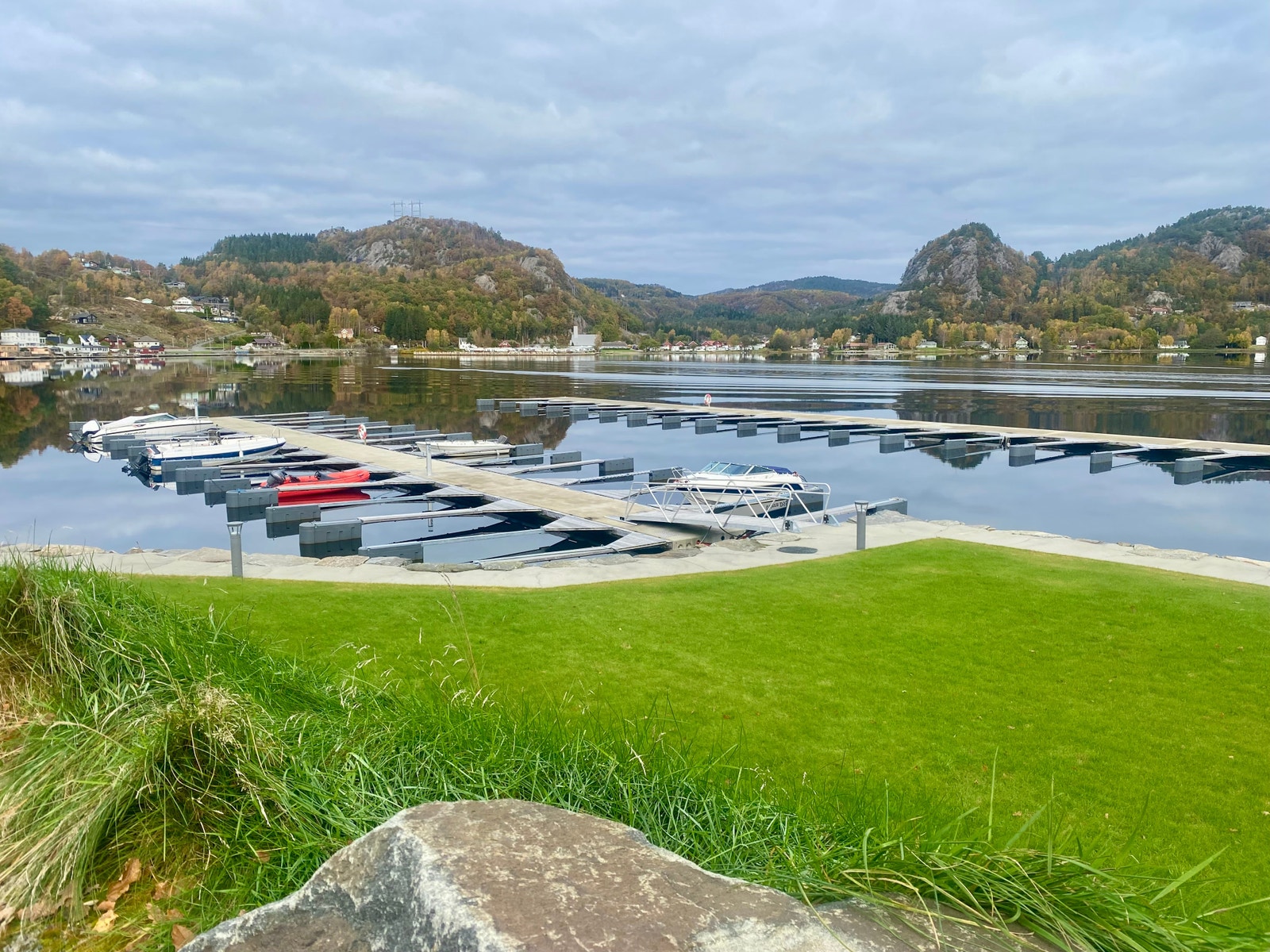Flott opparbeidet område nede ved sjøen. Her kan en kjøpe båtplass og sjøbod om en ønsker. Det er også toaletter og en liten strand her. Galleribilde
