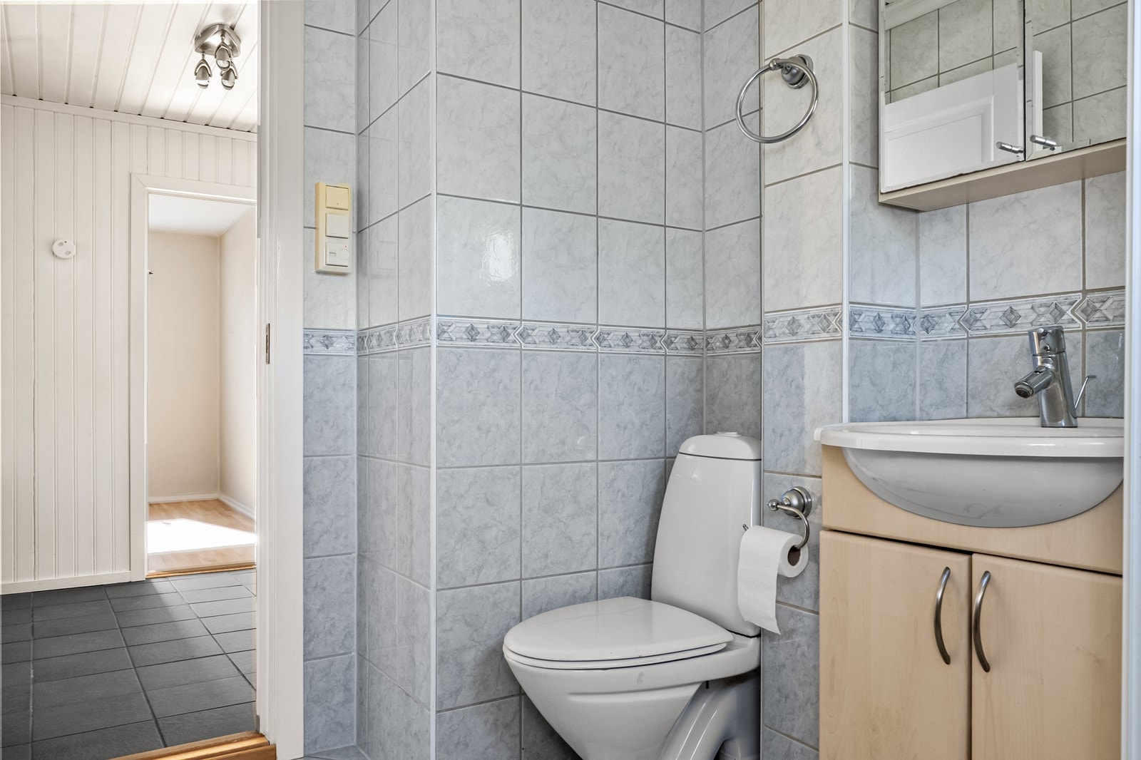 Baderomsinnredning med nedfelt servant og gulvfestet toalett. Badet er fra 2005 ifølge tidligere prospekt. Galleribilde