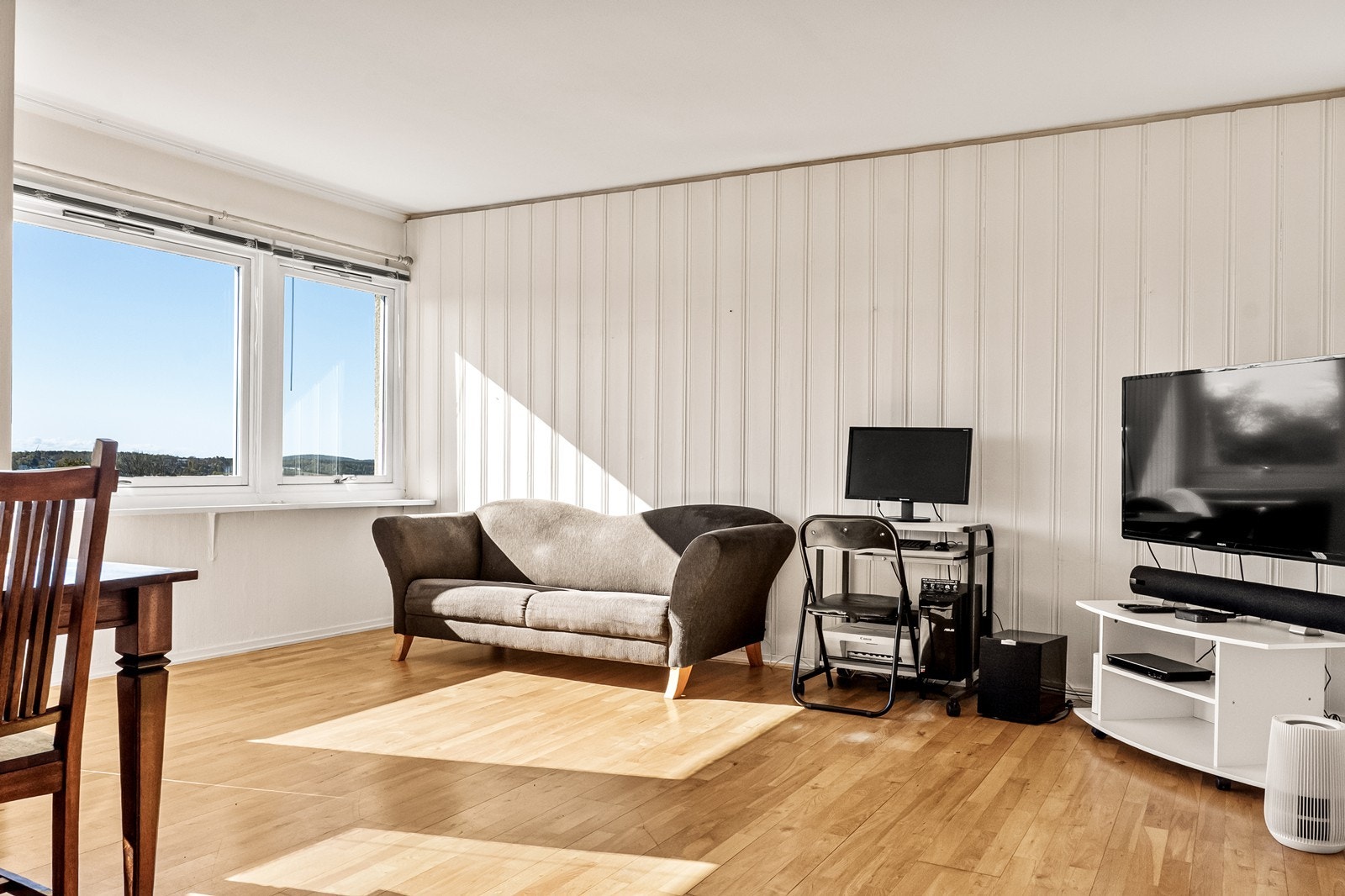 Romslig stue med god plass til sofagruppe. Store vinduer gir godt lysinnslipp. Fra stuen er det utgang til balkong Galleribilde