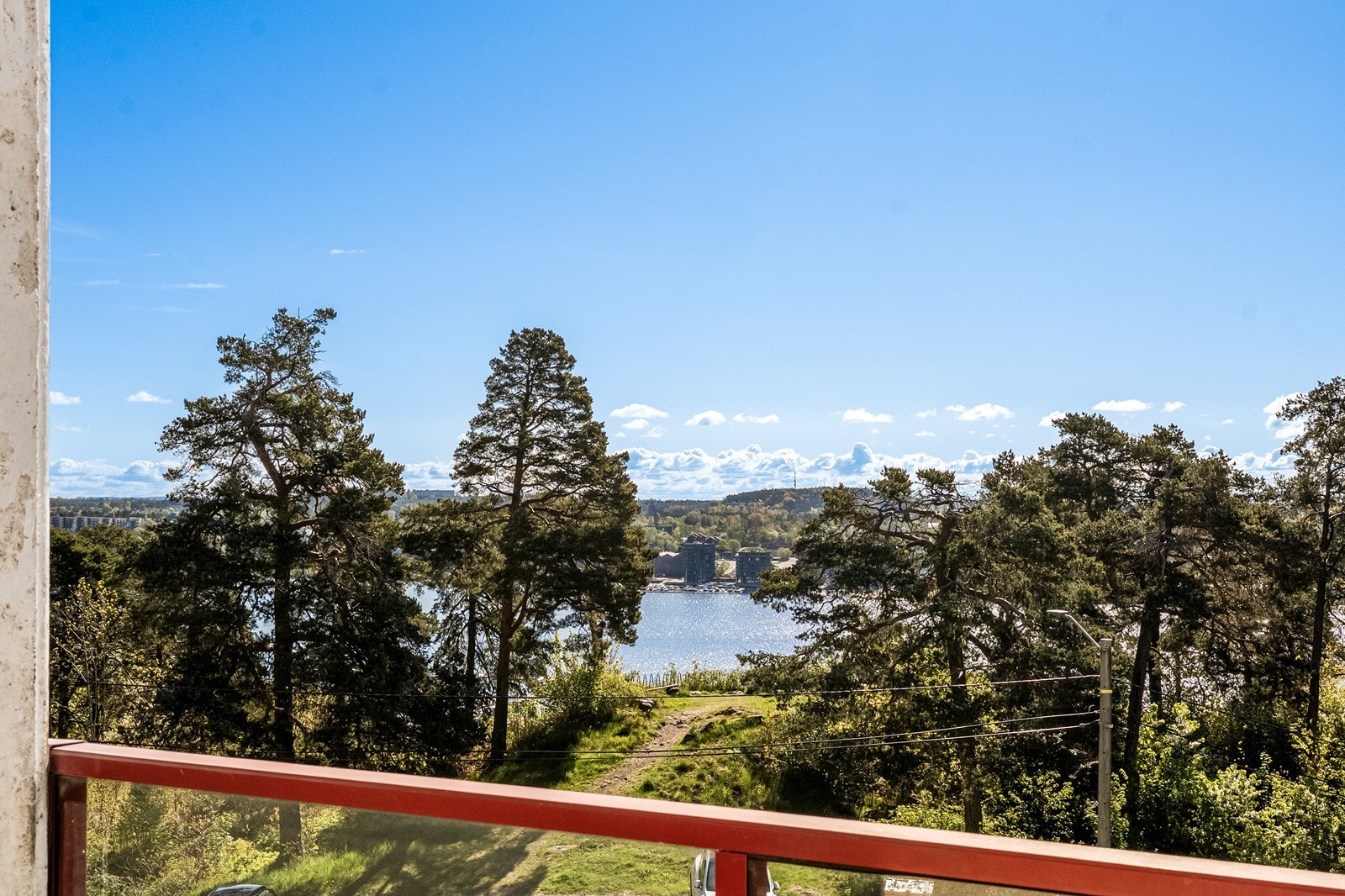 Fra balkongen er det utsikt over nærområdet og Oslofjorden. Galleribilde