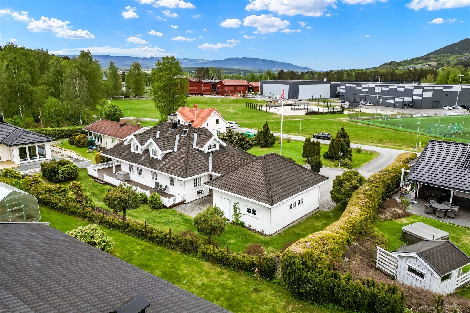 Eiendommen er pent opparbeidet og har en dobbelgarasje som er sammenkoblet med boligen via en langsgående hems. Galleribilde