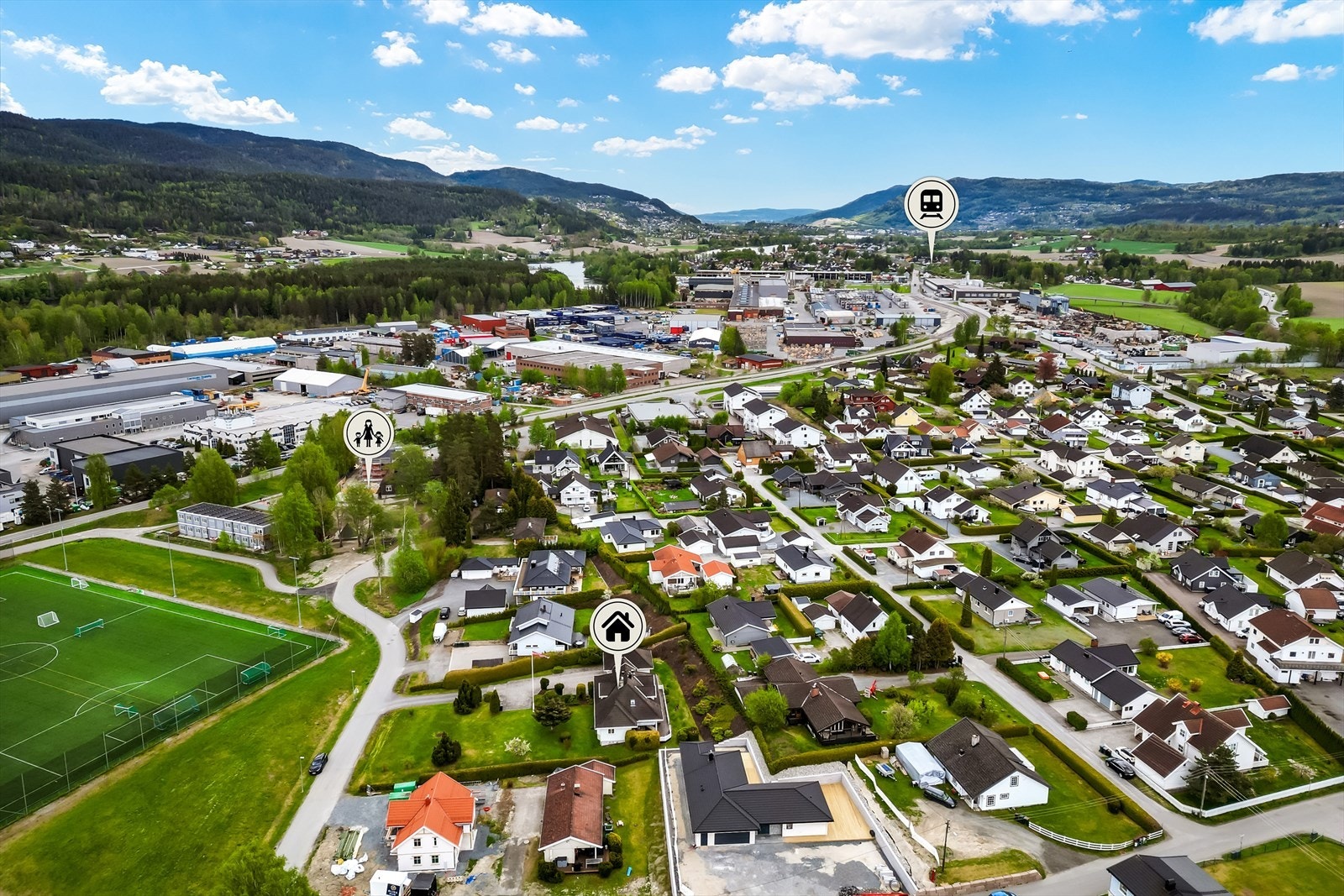 Fra boligen er det ca. 6 minutter å gå til bussholdeplass, og Hokksund stasjon ligger en kort sykkeltur unna. Galleribilde